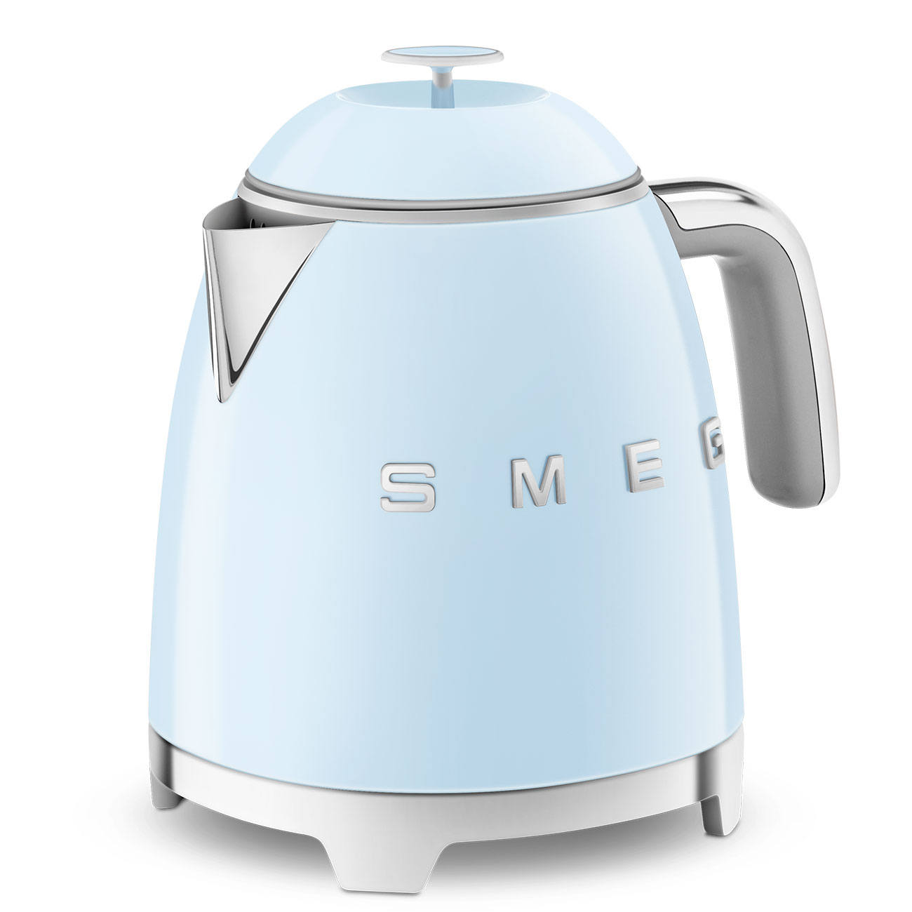Ein hellblauer Smeg-Wasserkocher mit silbernem Griff, Ausguss und Sockel. Weißer Hintergrund.