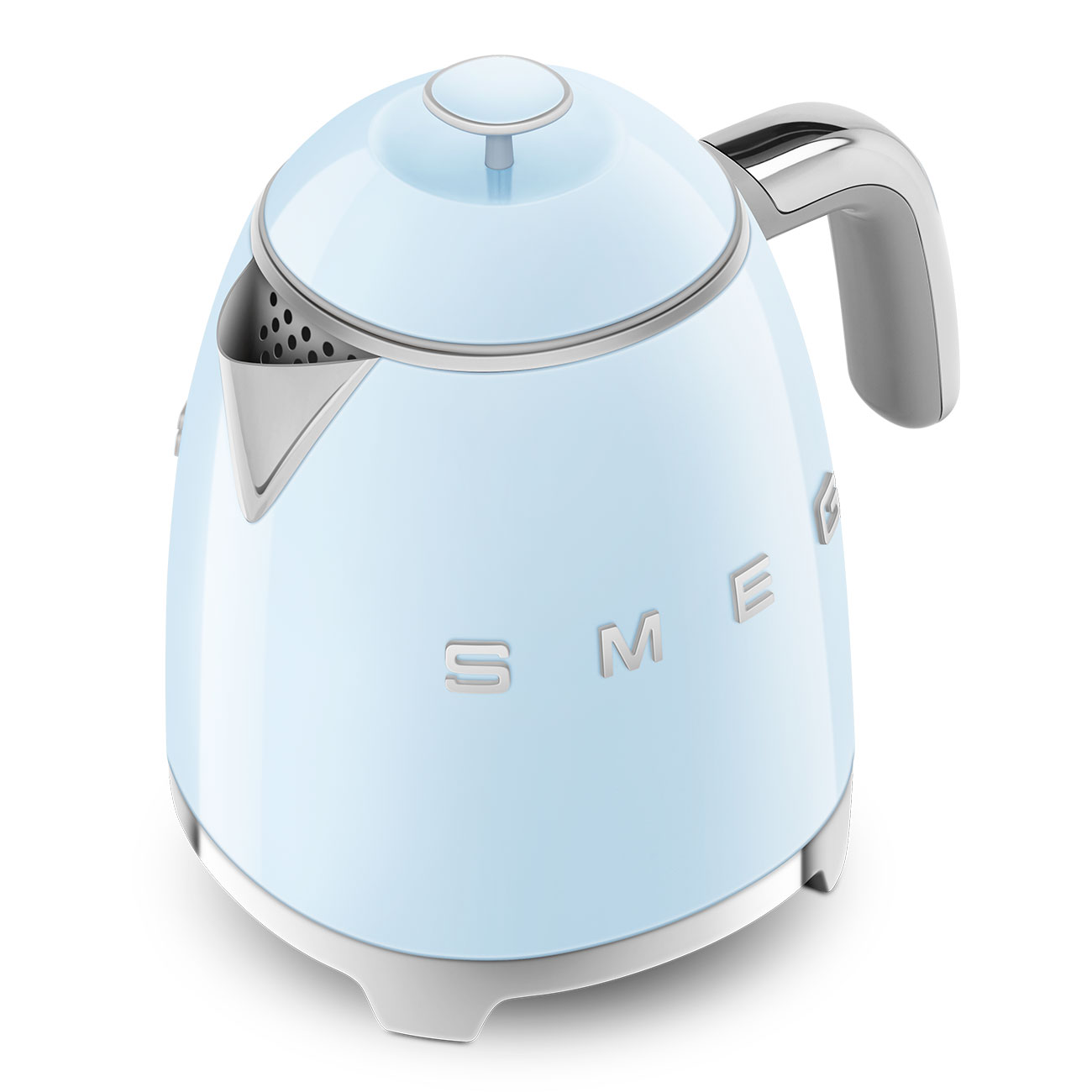 Hellblauer SMEG-Wasserkocher mit Chromakzenten. Weißer Hintergrund.