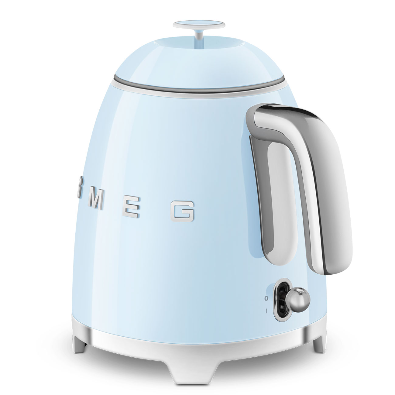 Hellblaue Retro-Kessel mit silbernem Griff und schwarzem Drehknopf. Auf der Vorderseite steht SMEG.