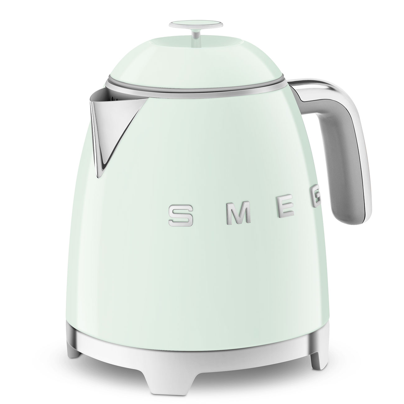 Ein hellgrüner Smeg-Wasserkocher mit silbernem Ausguss, Griff und Zierleiste, vor weißem Hintergrund. Der Markenname ist sichtbar.