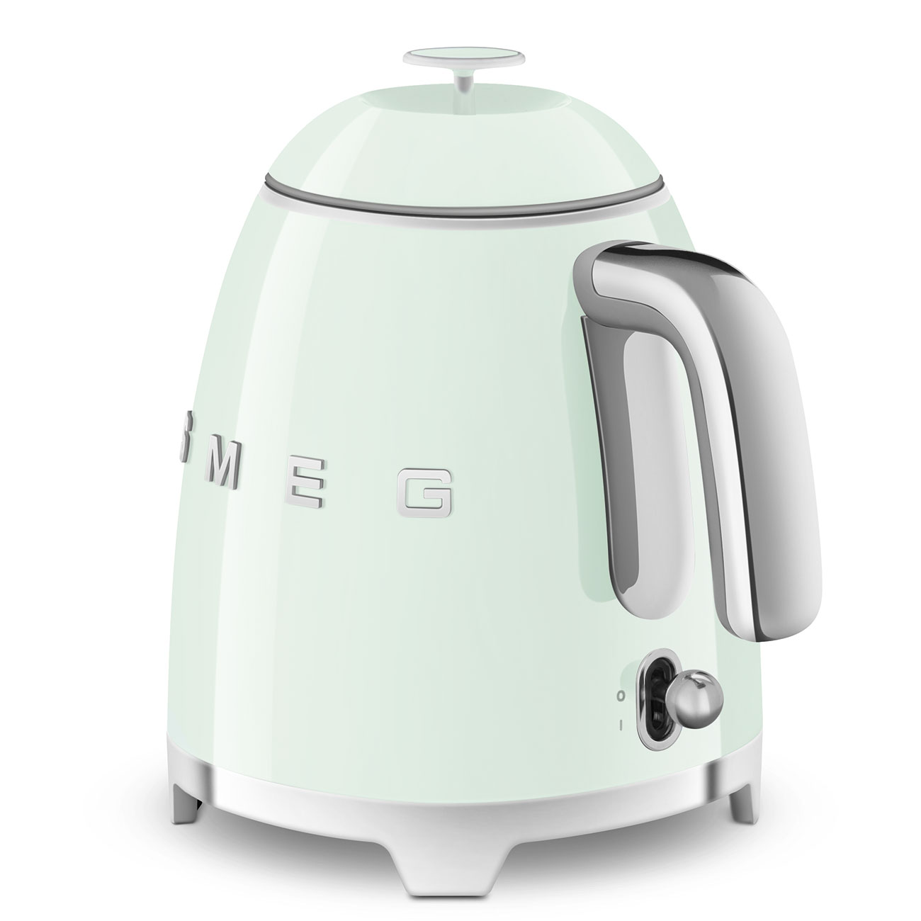 Ein hellgrüner Smeg-Wasserkocher mit silbernem Griff und Boden. Der Wasserkocher steht auf einer weißen Oberfläche. Der Markenname ist sichtbar.