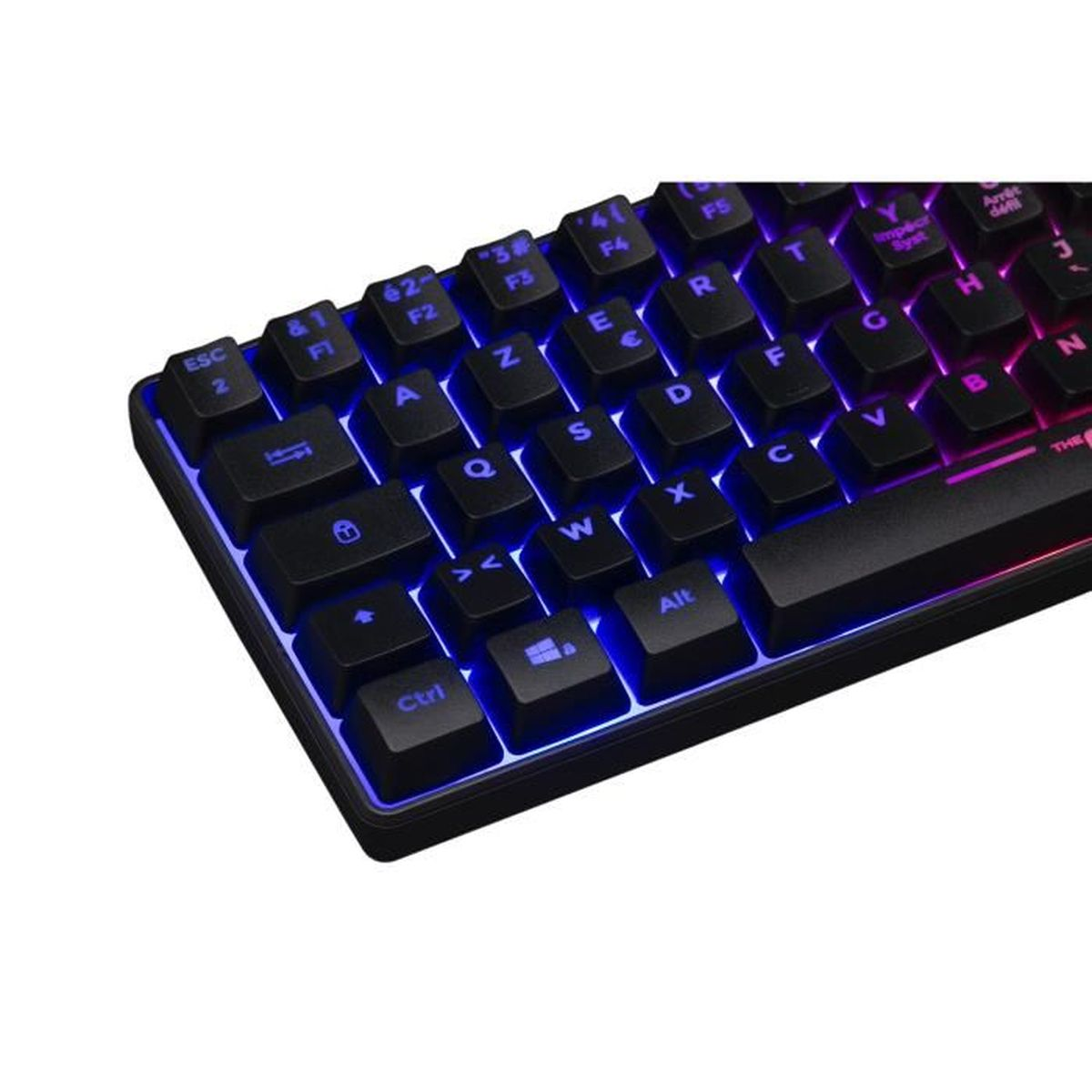 Un primer plano de un teclado negro con retroiluminación azul y morada.