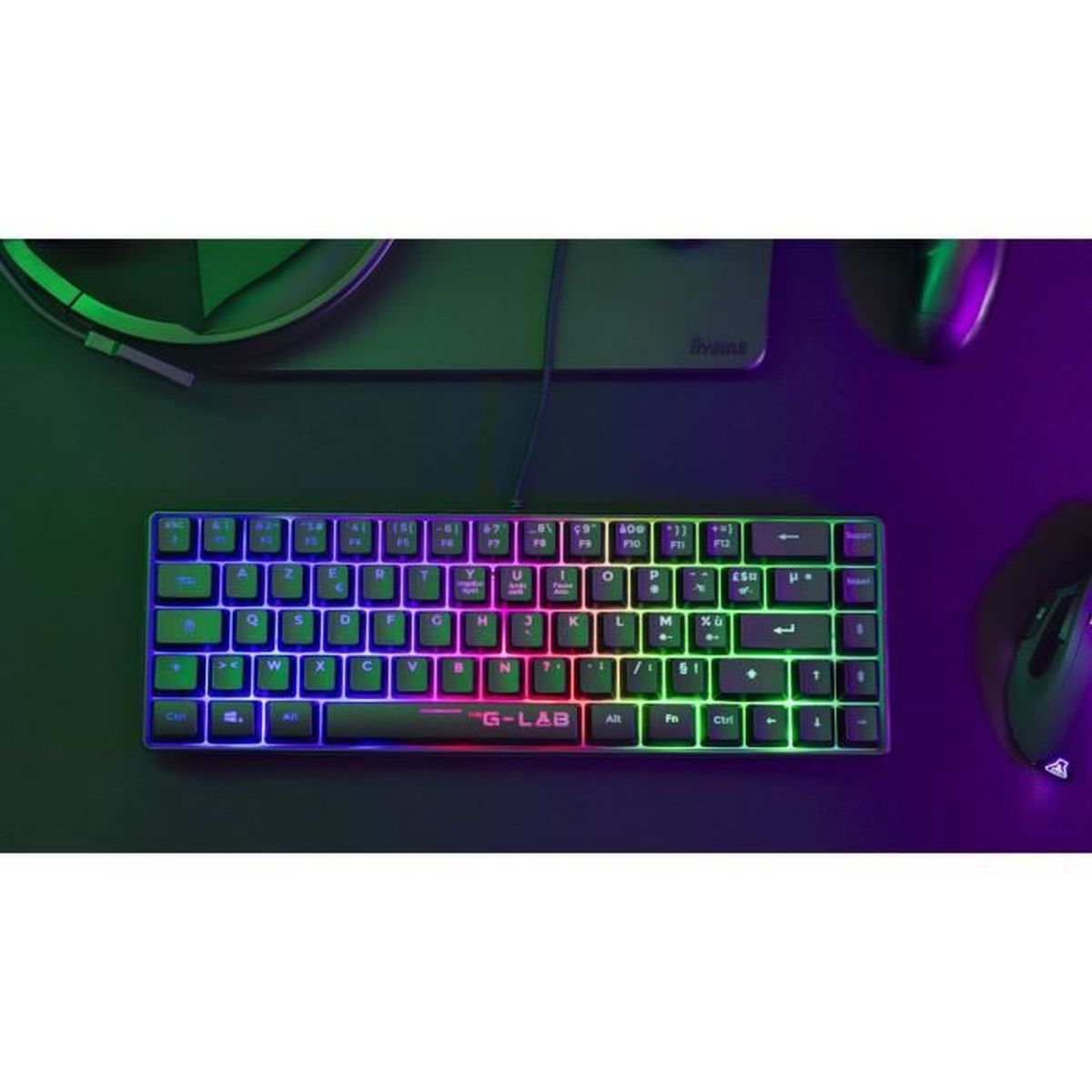 Un teclado gamer colorido con iluminación RGB y un ratón sobre un escritorio.