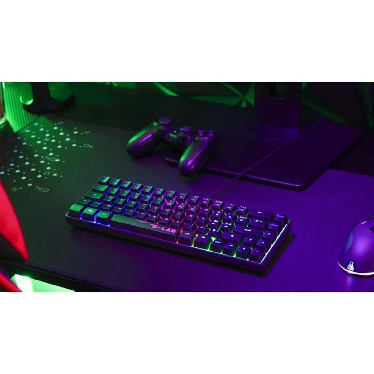 Un teclado compacto para juegos con iluminación RGB, dos mandos y un ratón.