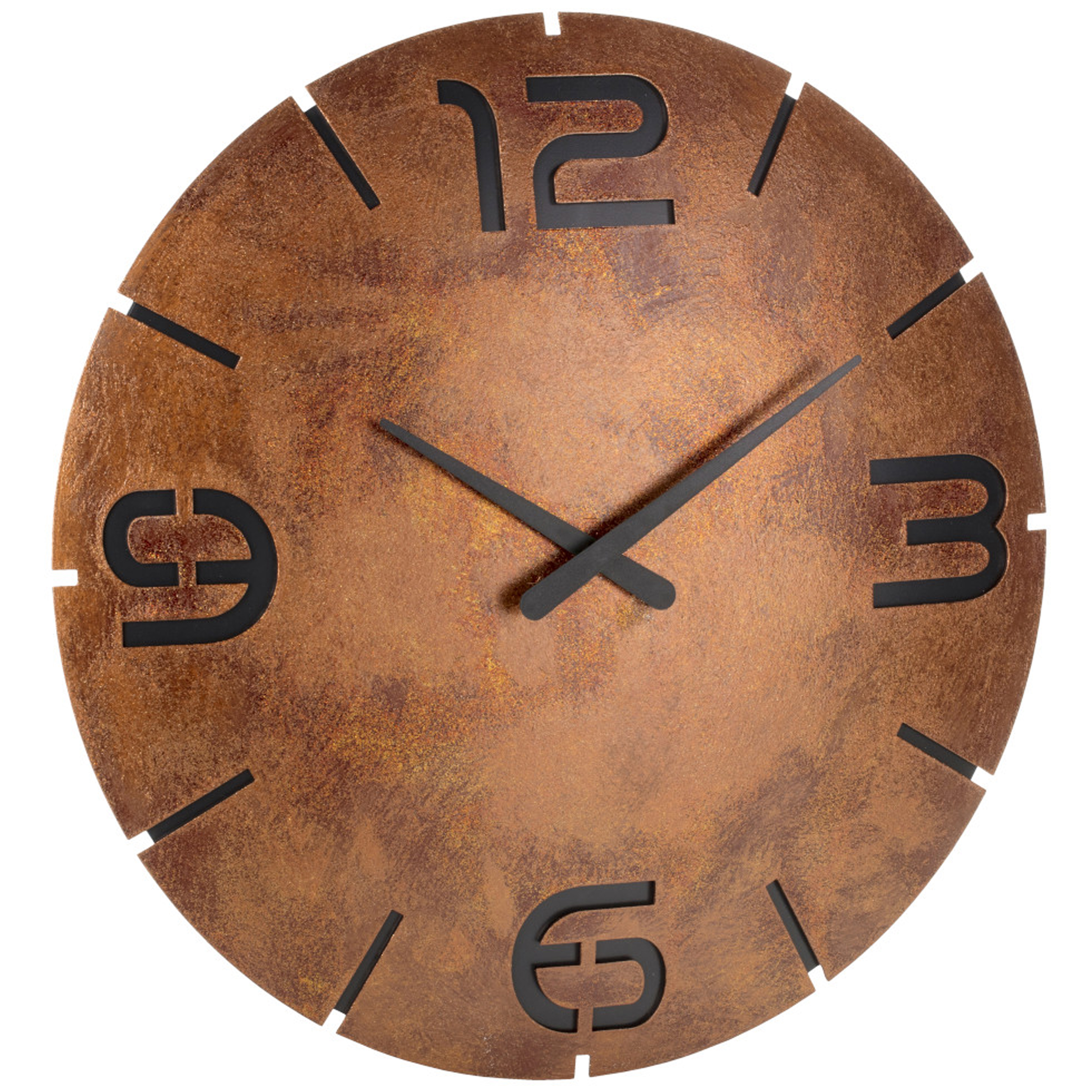 Eine braune metallische Wanduhr. Schwarze Ziffern und Zeiger. Die Uhr zeigt die Zeit um 1:50 Uhr an. Weißer Hintergrund.