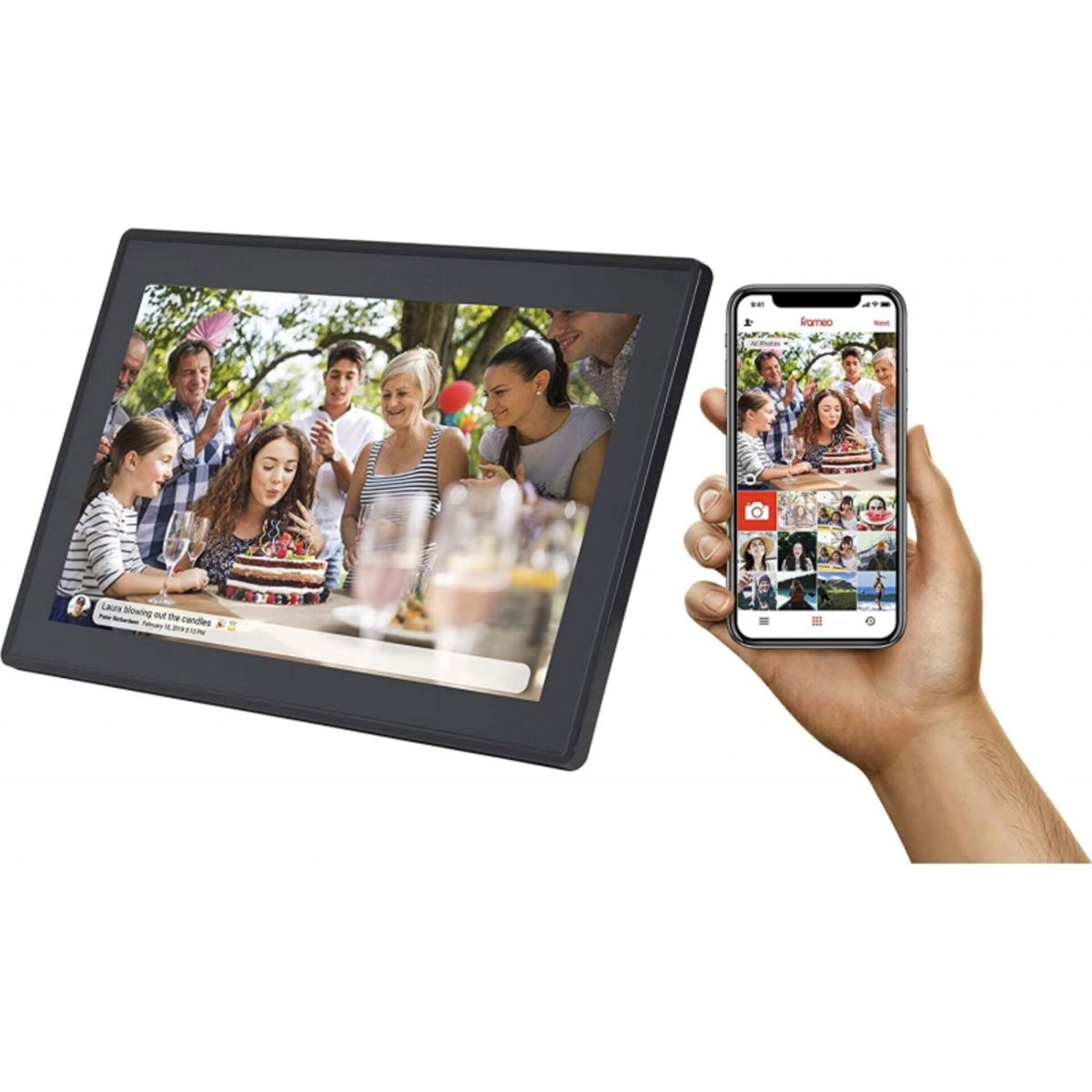 Ein digitaler Bilderrahmen mit einem Foto von Menschen. Eine Hand hält ein Telefon mit demselben Foto.
