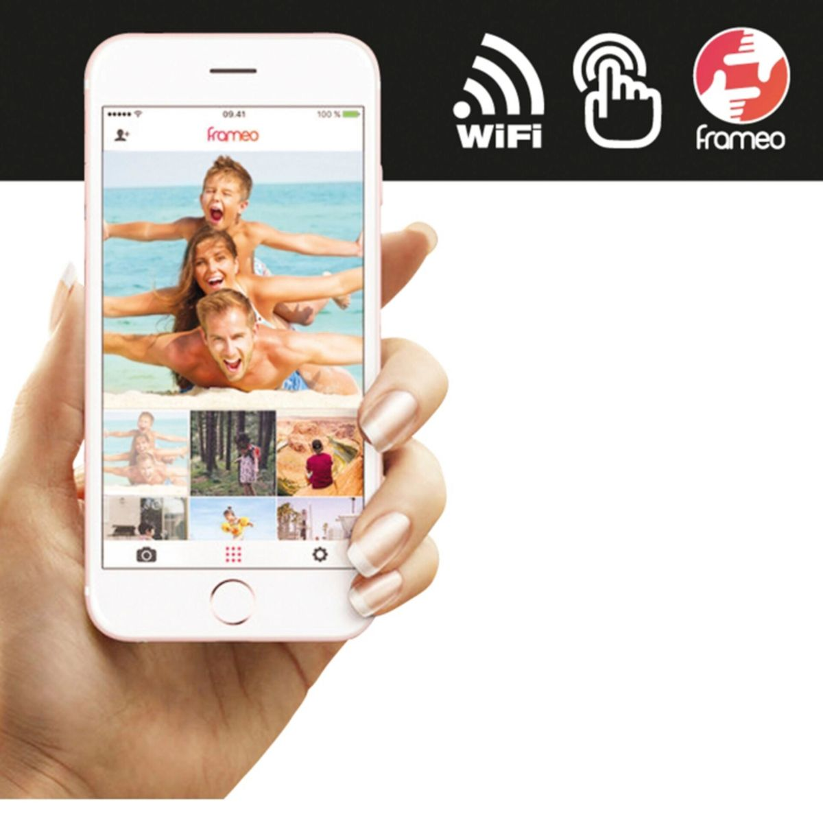 Eine Person hält ein weißes Smartphone mit einem Bildschirm, der Kinder und Erwachsene zeigt.