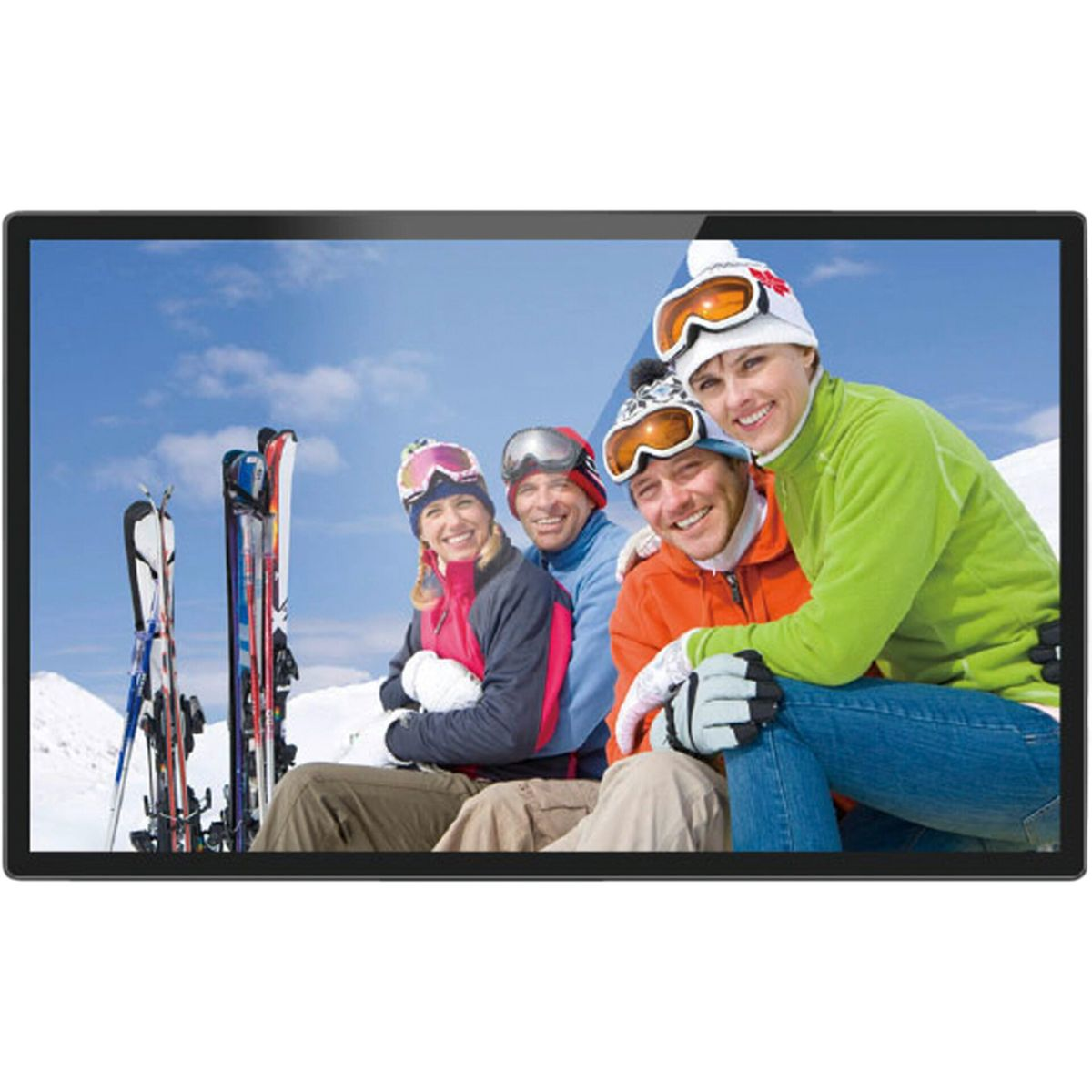 Ein Flachbildfernseher zeigt vier lächelnde Personen in einer Winterszene mit Schnee und Skiern.