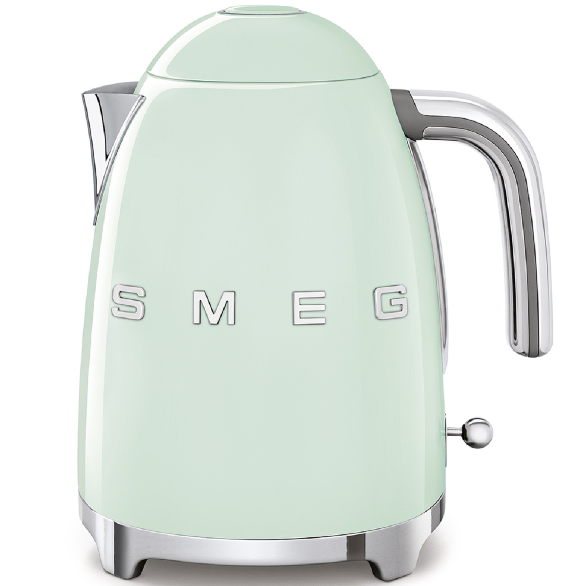 Ein hellgrüner SMEG Wasserkocher auf weißem Hintergrund.