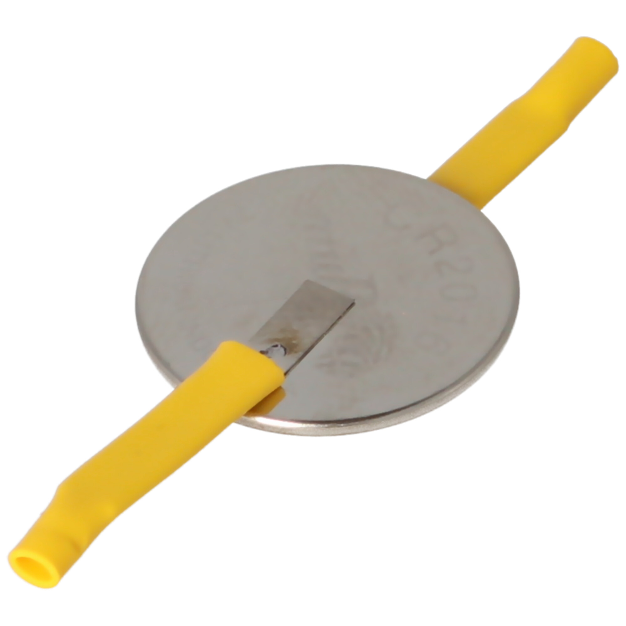 Eine silberne Knopfzellenbatterie mit gelben Drähten. Sie befindet sich auf weißem Hintergrund.