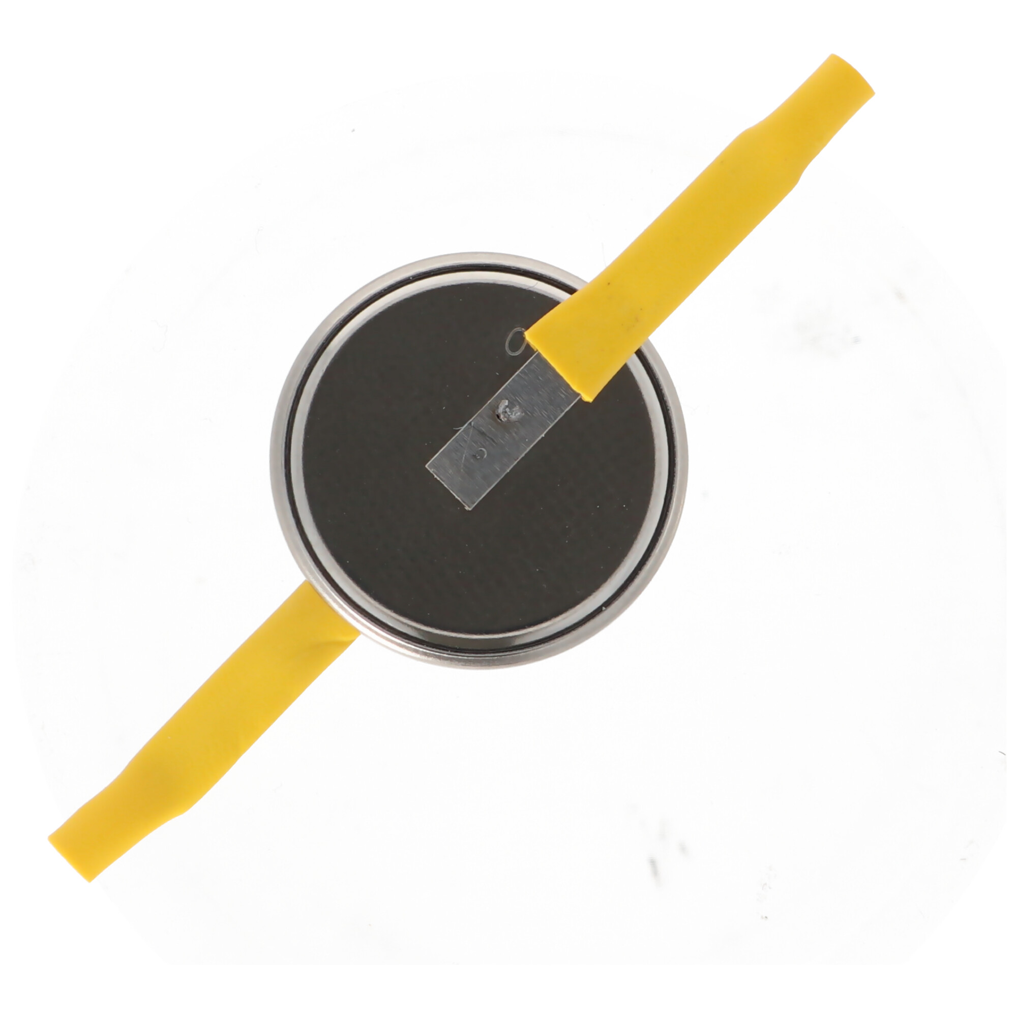 Eine kreisförmige Knopfzellenbatterie mit gelb isolierten Drähten, die sich von ihr erstrecken.