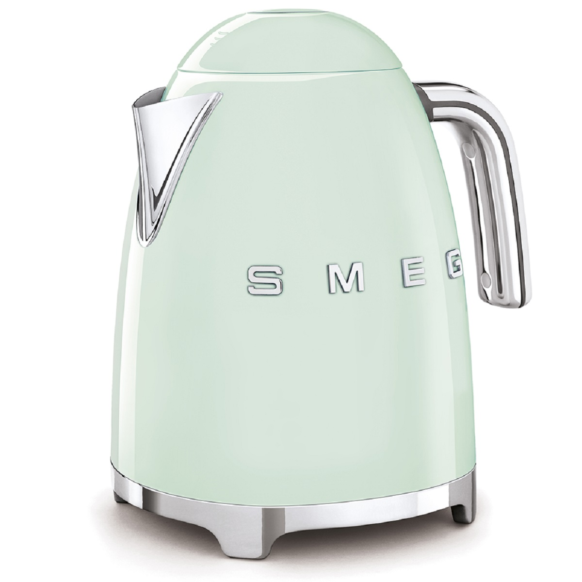 Minzgrüner SMEG-Wasserkocher. Chromgriff und -sockel. Weißer Hintergrund.