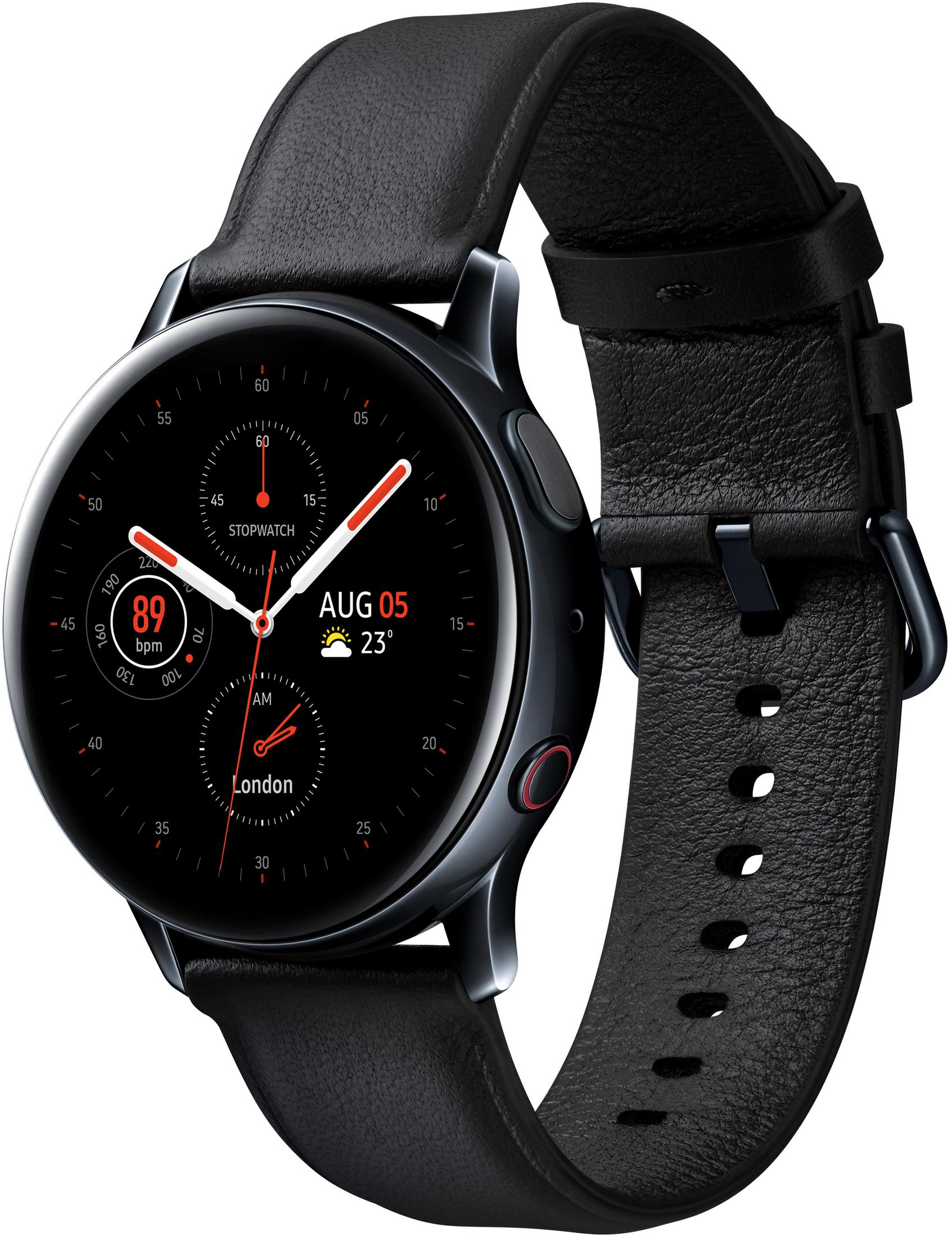 Reloj inteligente negro con correa de cuero. La esfera muestra información. Fondo blanco.