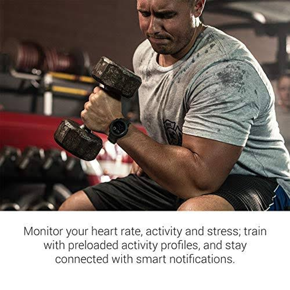 Uomo che solleva manubri, indossa uno smartwatch. Monitoraggio dell'attività fisica.