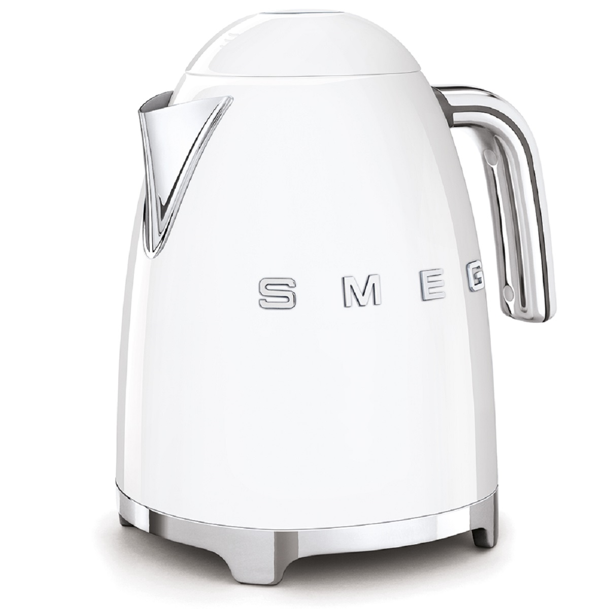 Weißer SMEG-Wasserkocher auf weißer Oberfläche. Chromelemente, Griff und Sockel.