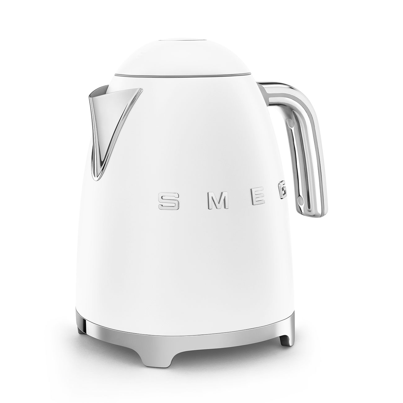 Weißer Wasserkocher mit silbernen Akzenten. Der Markenname SMEG ist sichtbar. Weißer Hintergrund.