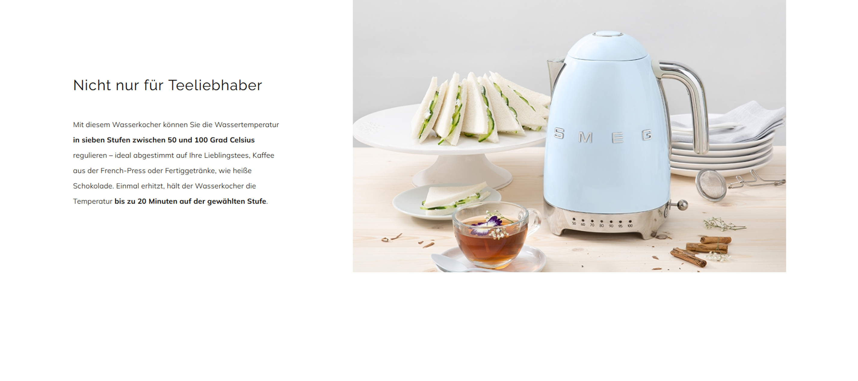 Blaue Smeg-Kaffeekanne auf einem Tisch mit Essen und Tee. Text auf Deutsch.