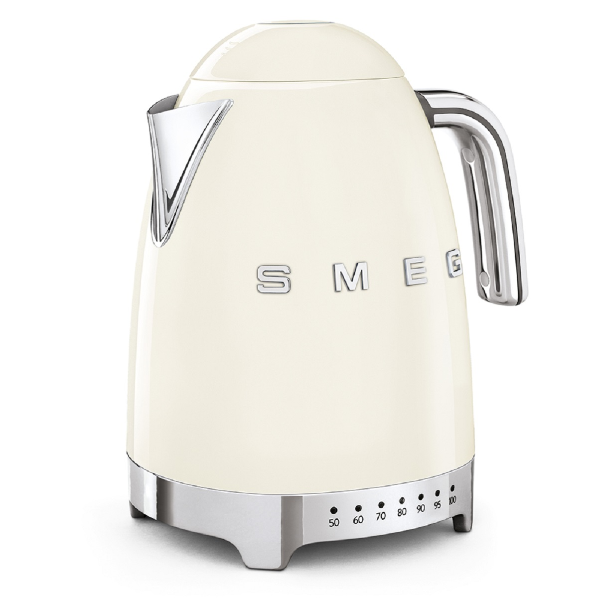 Cremefarbener Smeg-Wasserkocher mit Chromakzenten. Weißer Hintergrund.