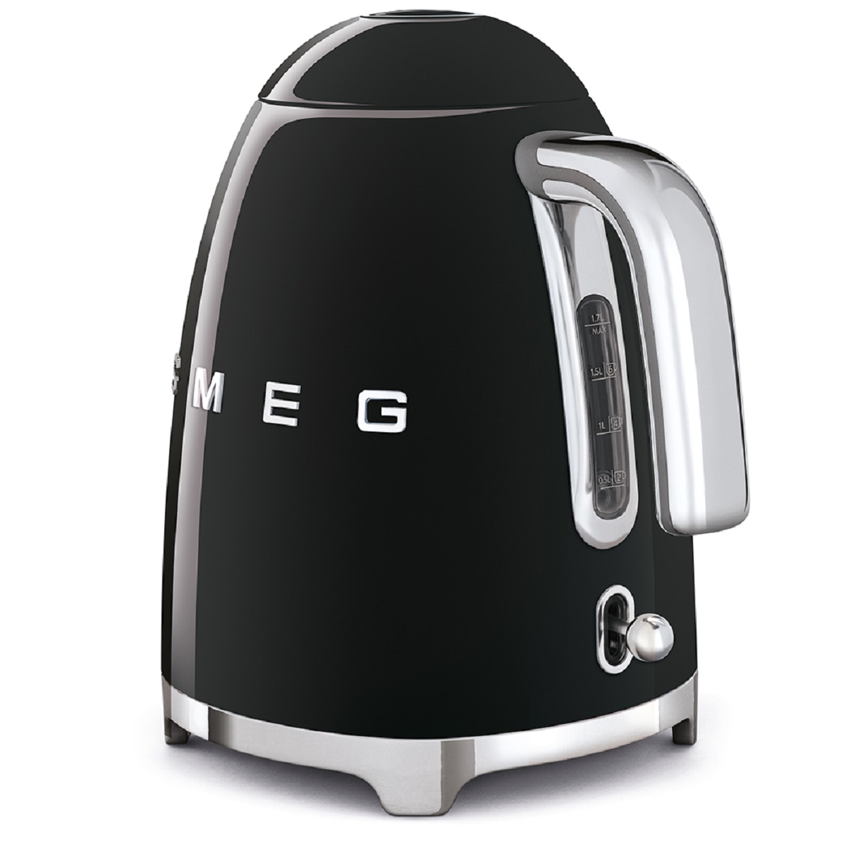 Ein schwarzer Smeg Wasserkocher steht auf einer weißen Oberfläche. Er hat einen Chromgriff und eine Wasserstandsanzeige.