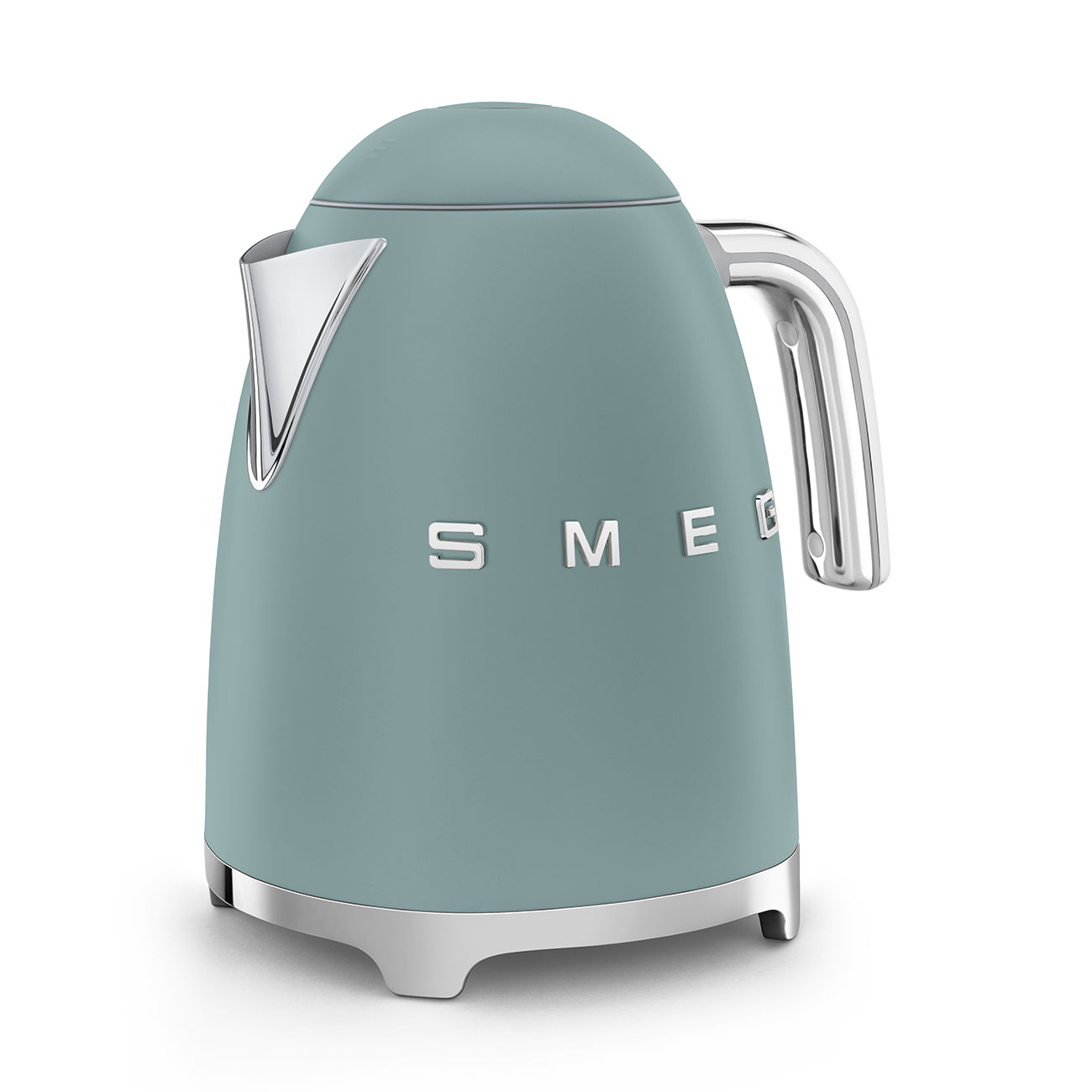 Ein türkisfarbener Smeg-Wasserkocher mit silbernem Griff, Ausguss und Sockel. Weißer Hintergrund.