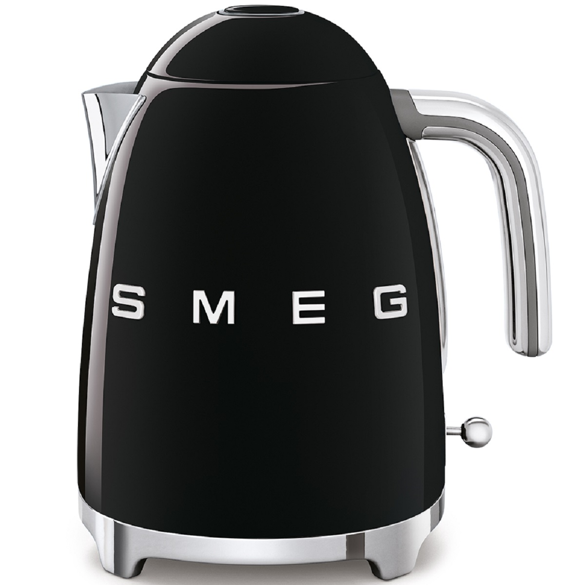 Ein schwarzer Smeg-Wasserkocher mit Chromgriff und -sockel. Es ist auf weißem Hintergrund.