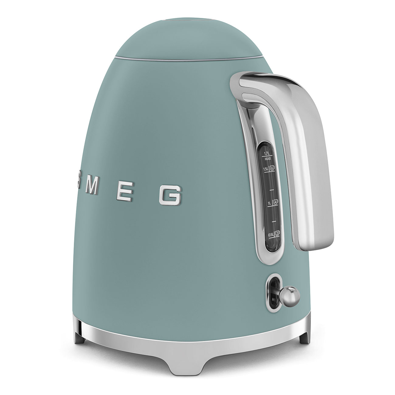 Eine türkisfarbene Smeg-Kanne mit Chromgriff und -sockel, isoliert auf weißem Hintergrund.