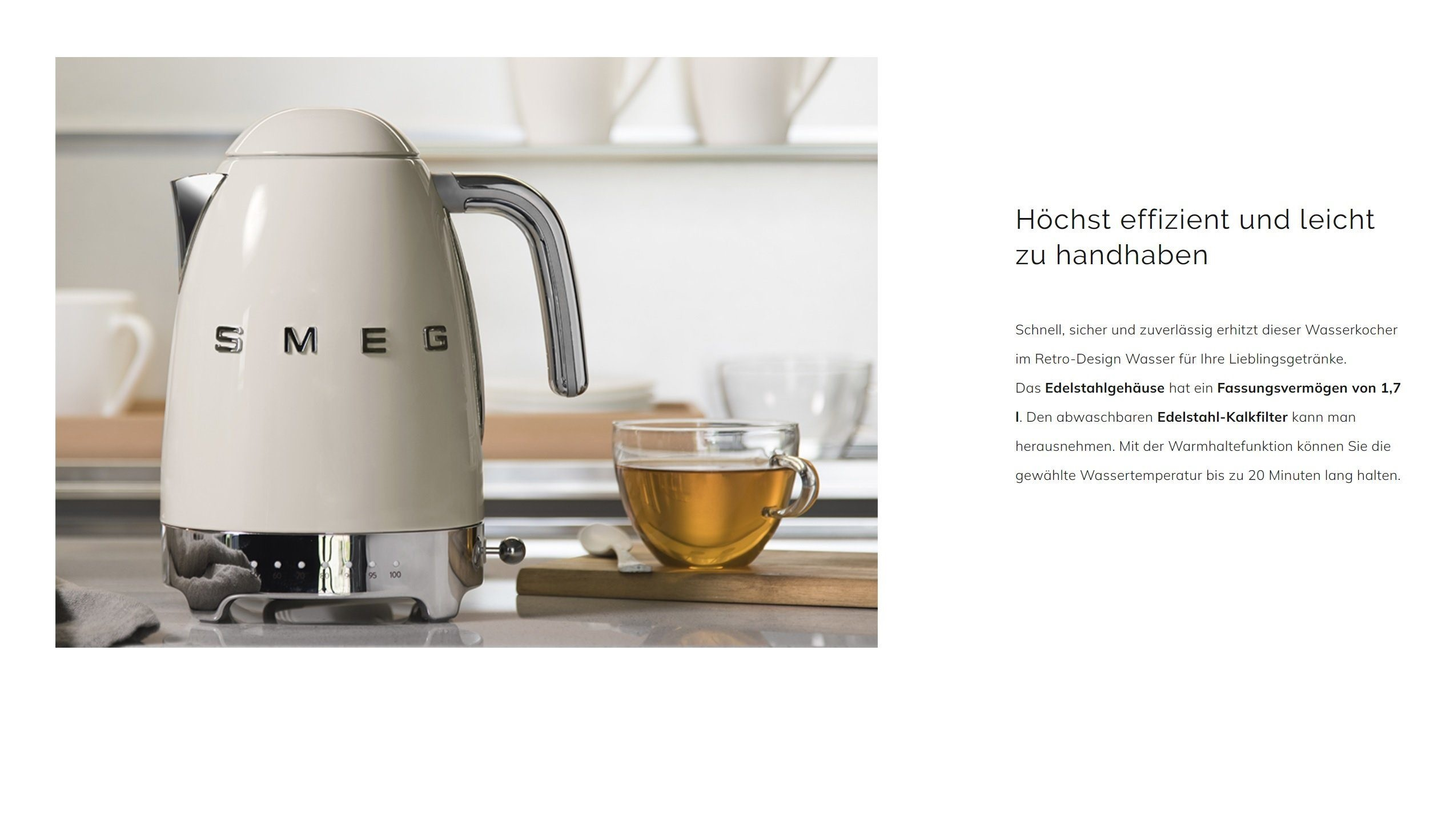 Cremefarbener Smeg-Wasserkocher mit Chromgriff und -fuß, neben einer Teetasse.