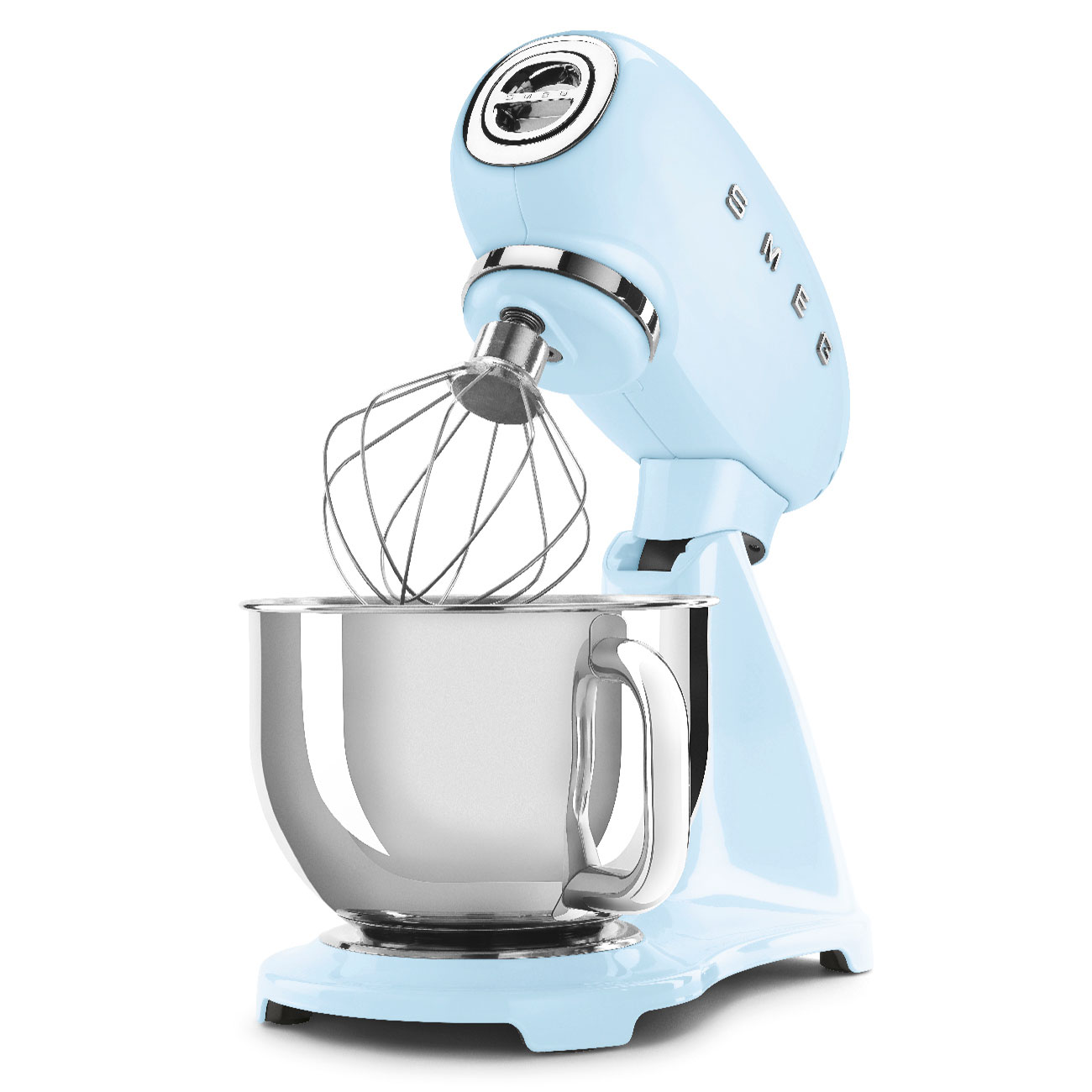 Hellblauer Smeg-Küchenmixer mit silberner Schüssel und Schneebesen-Aufsatz, auf Weiß.