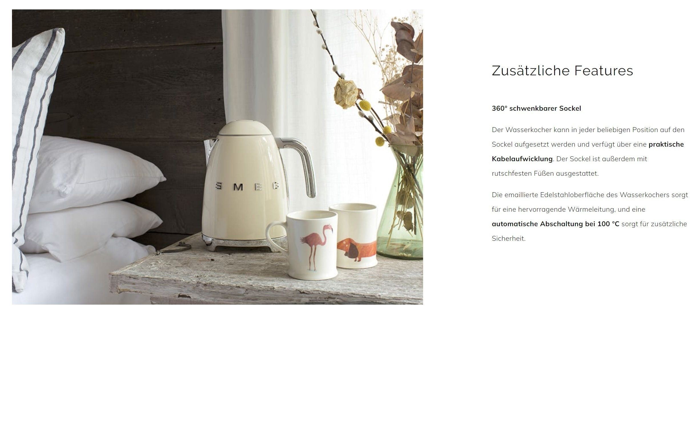 Cremefarbener SMEG Wasserkocher auf einem Holztisch. Weiße Kissen, Tassen mit Flamingos, Pflanzen.