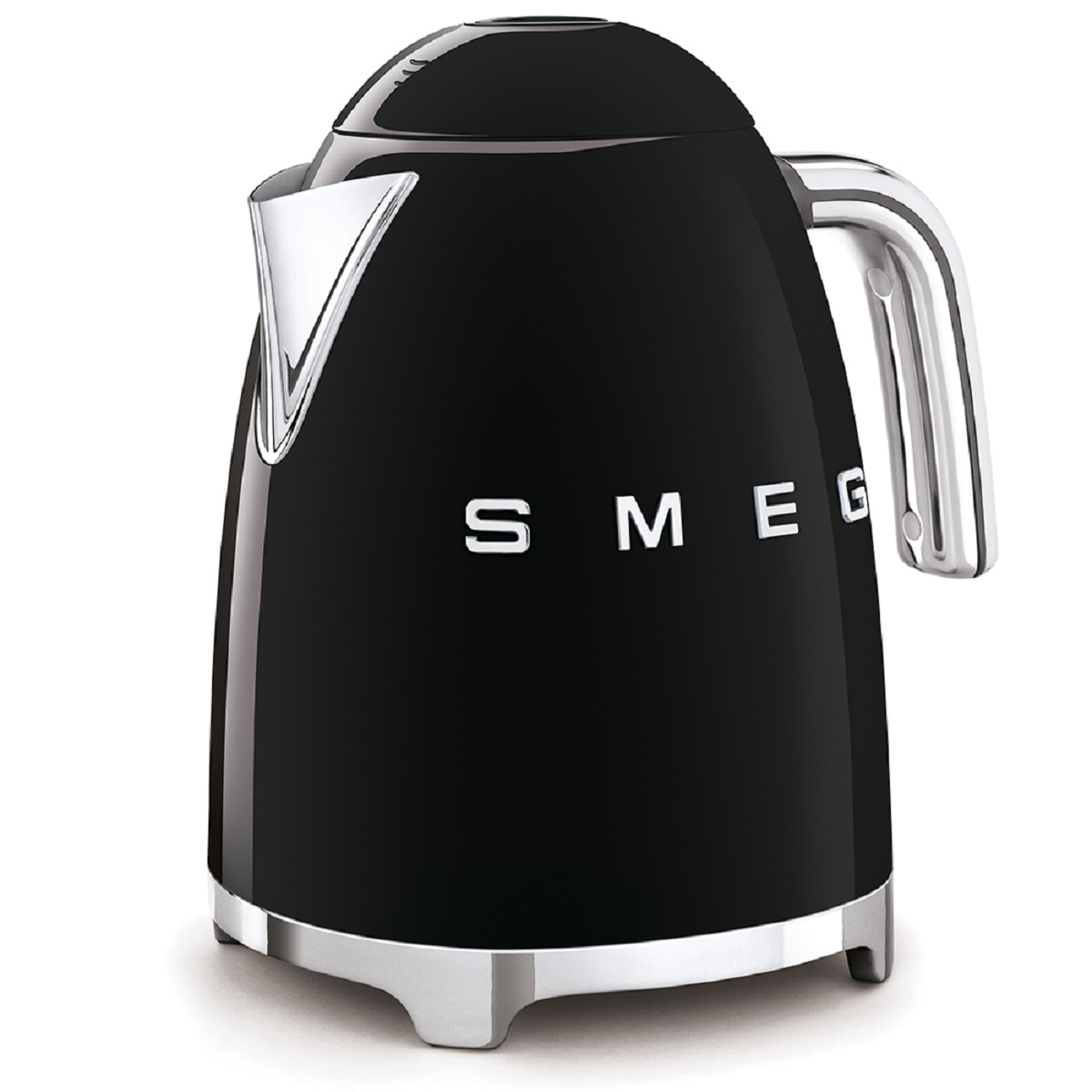 Ein schwarzer Smeg-Wasserkocher mit silbernem Griff, Ausguss und Boden. Das Smeg-Logo ist auf dem Wasserkocher.