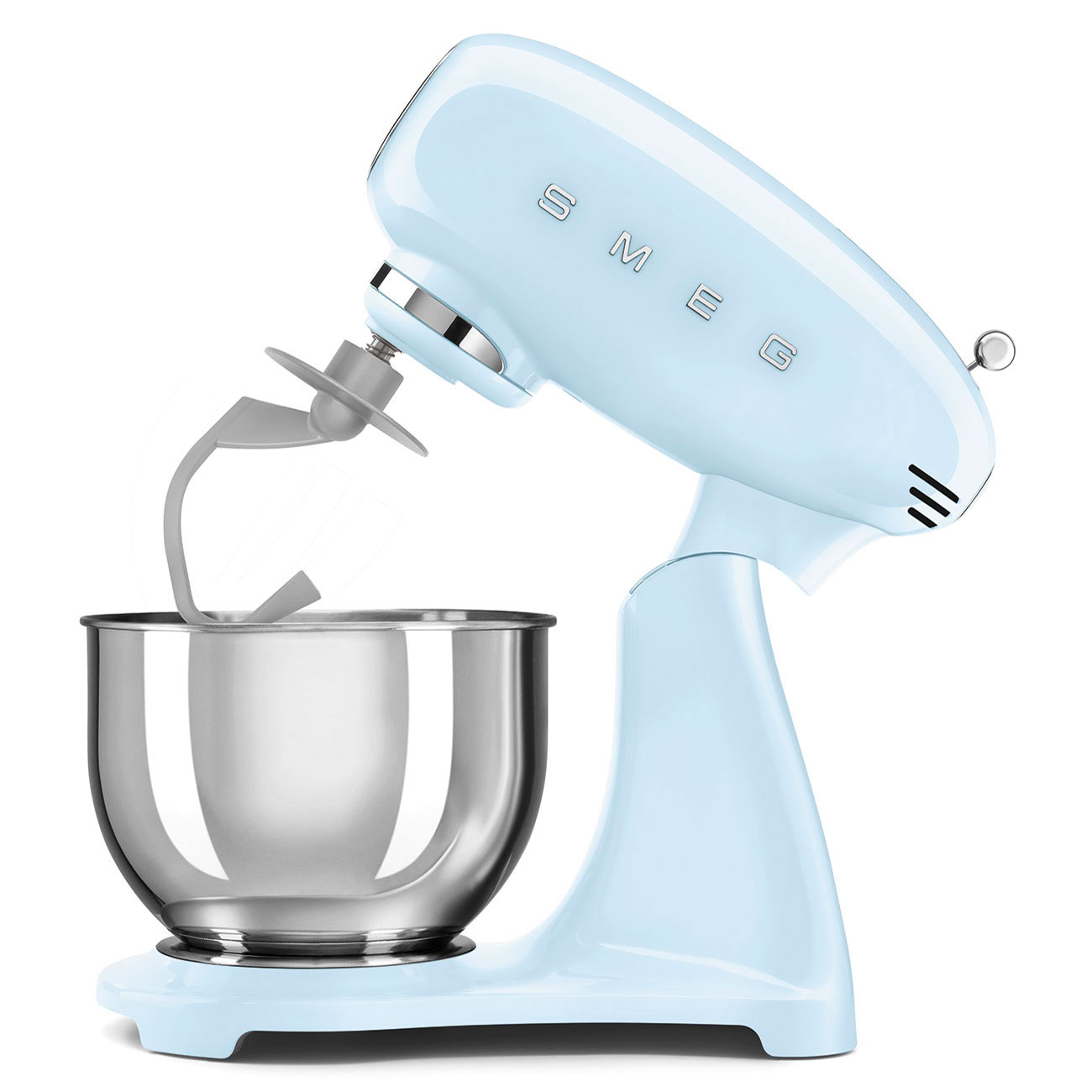 Ein hellblauer SMEG-Küchenmixer mit einer Edelstahlschüssel und einem Rühraufsatz.