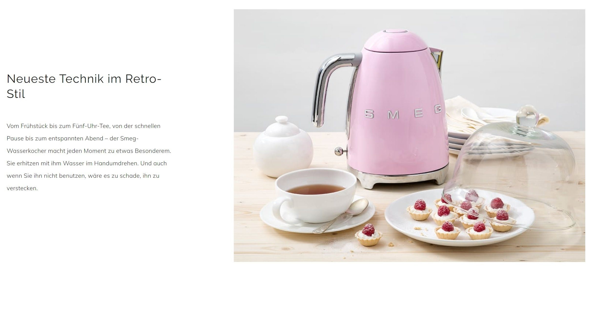 Pinkfarbener Wasserkocher im Retro-Stil mit weißer Tasse, Zuckerdose und Gebäck.