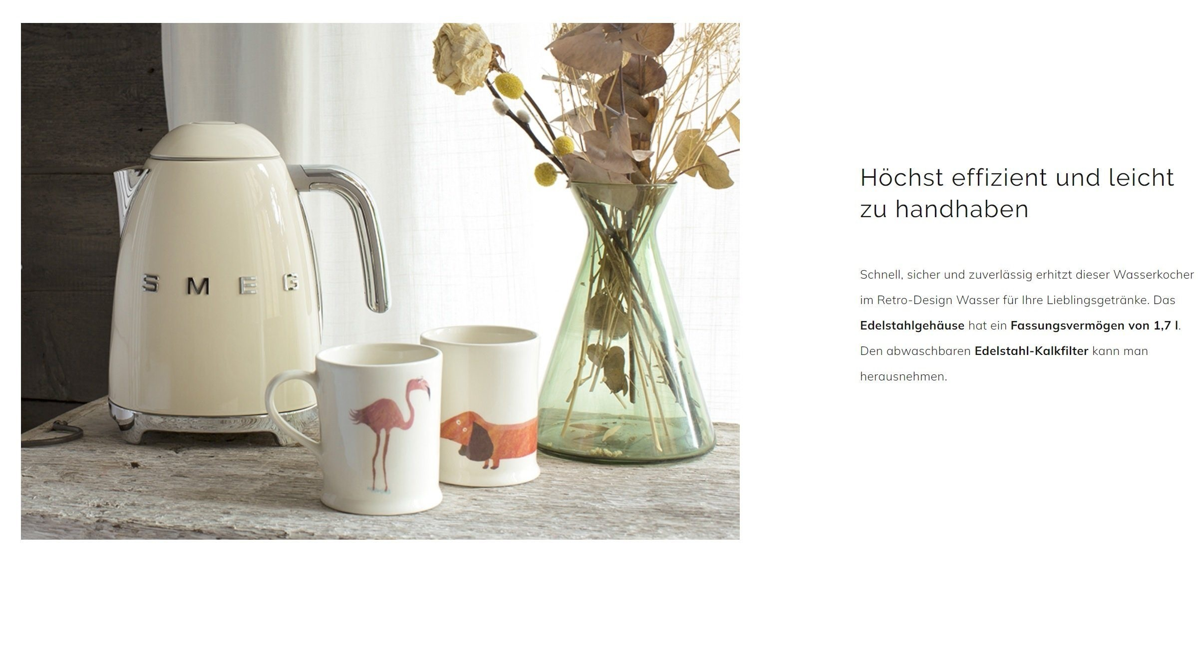 Eine cremefarbene Kaffeekanne, zwei Tassen und eine Vase mit Pflanzen auf einem Holztisch. Text rechts.