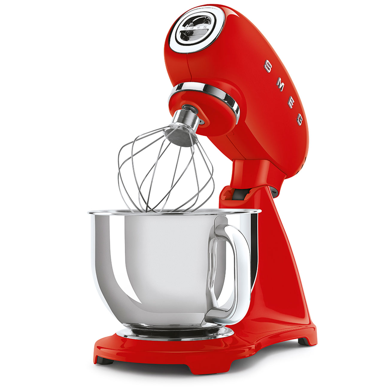 Ein roter Smeg-Küchenmixer mit einer Edelstahlschüssel und Schneebesenaufsatz auf weißem Hintergrund.