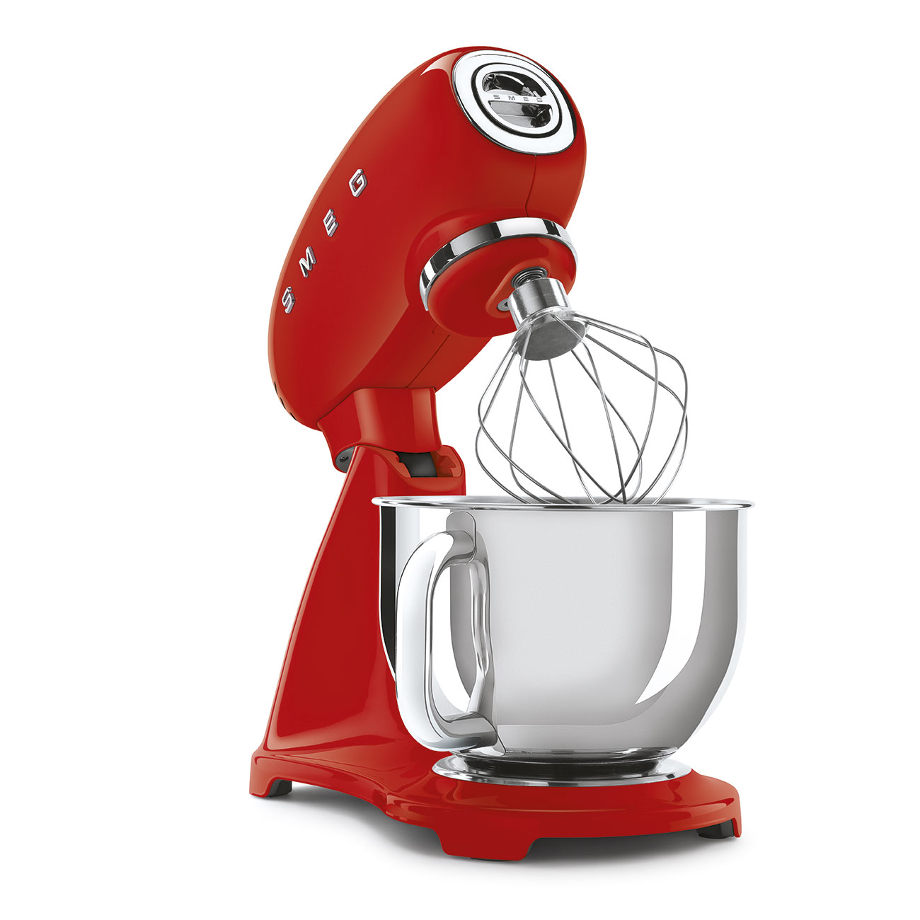 Roter Smeg Küchenmixer mit silberner Schüssel und Schneebesenaufsatz, auf weißem Hintergrund.