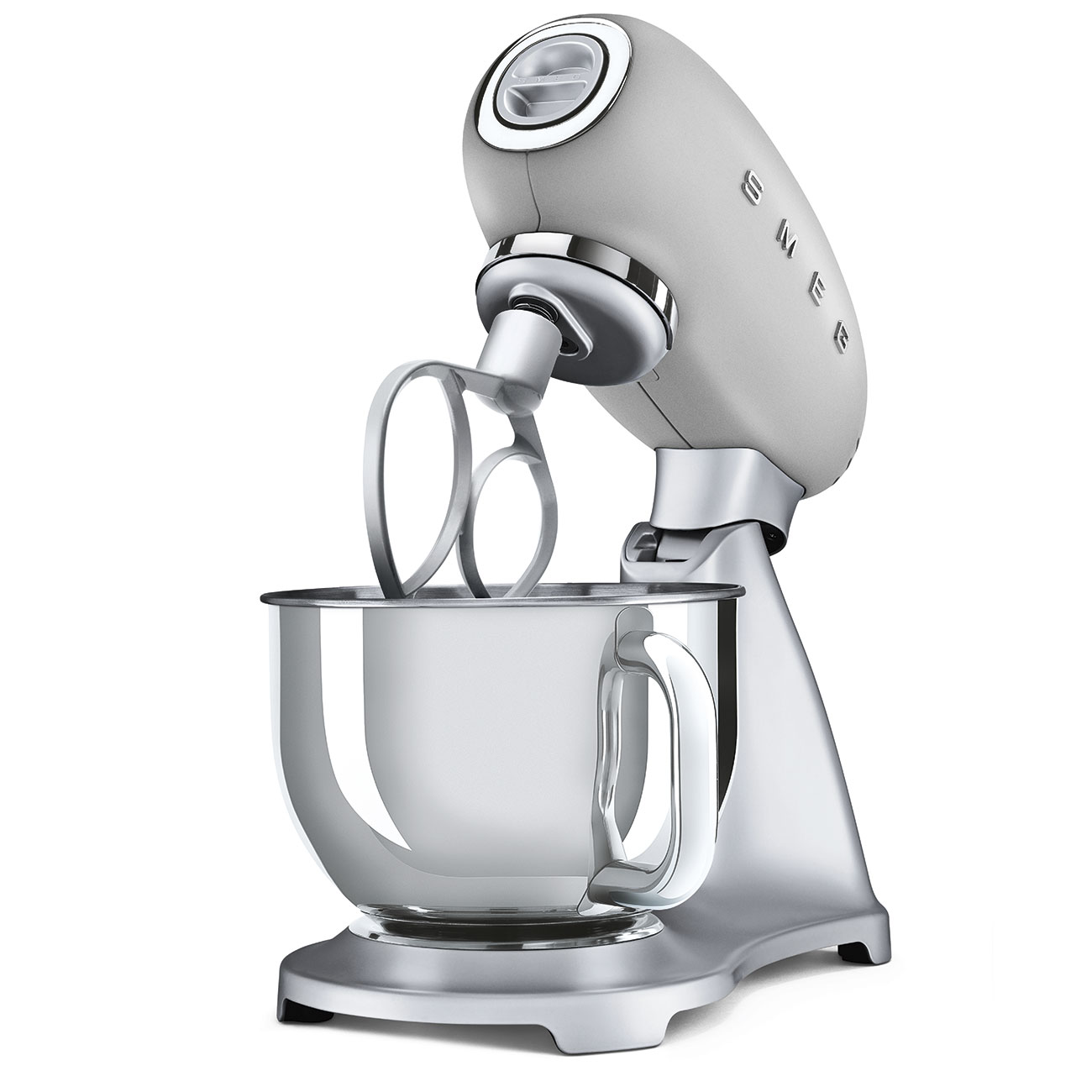 Ein grauer Küchenmixer mit einer Rührschüssel und Aufsätzen auf weißem Hintergrund.