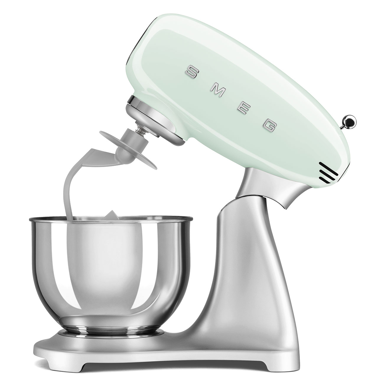 Ein hellgrüner Smeg-Küchenmixer mit einer silbernen Schüssel und Aufsätzen. Der Mixer steht auf einer weißen Oberfläche.