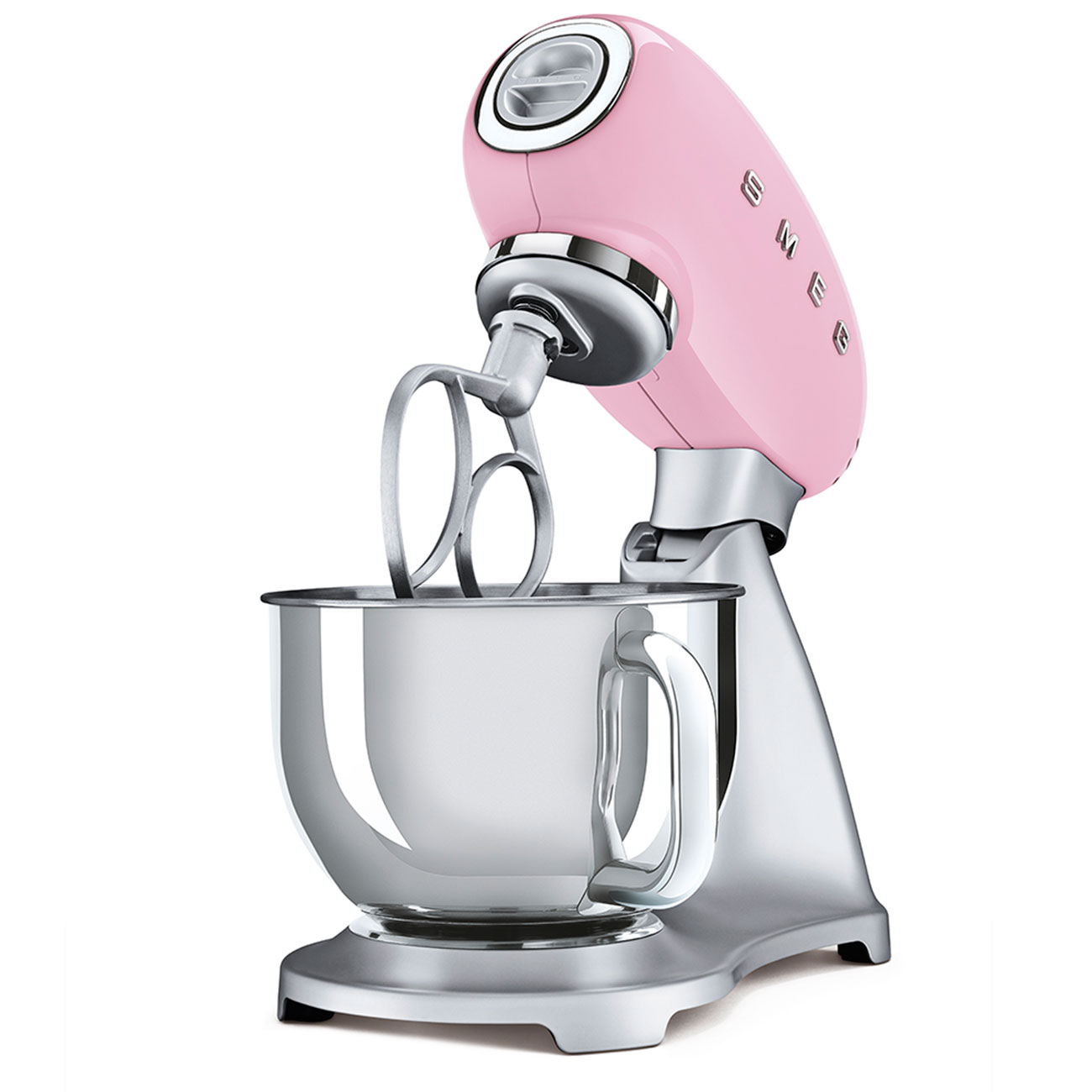 Rosa SMEG Küchenmaschine auf weißem Hintergrund. Sie hat eine silberne Schüssel und einen silbernen Sockel.