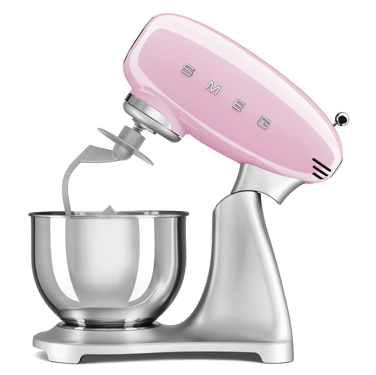 Ein rosa Küchenmixer mit silberner Schüssel und Aufsätzen, vor weißem Hintergrund.