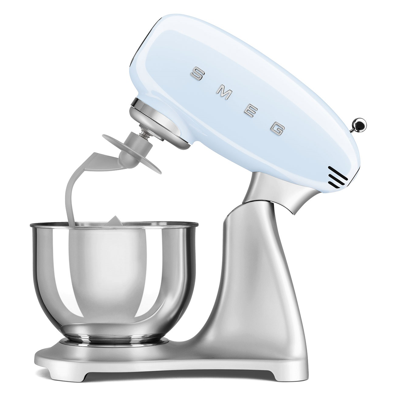 Ein hellblauer Smeg-Küchenmixer mit Edelstahl-Schüssel, isoliert auf weißem Hintergrund.