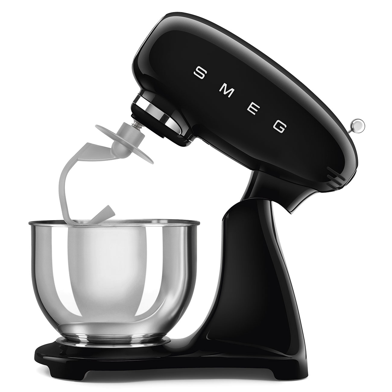 Schwarzer SMEG-Küchenmixer mit silberner Schüssel und Knethaken. Weißer Hintergrund.