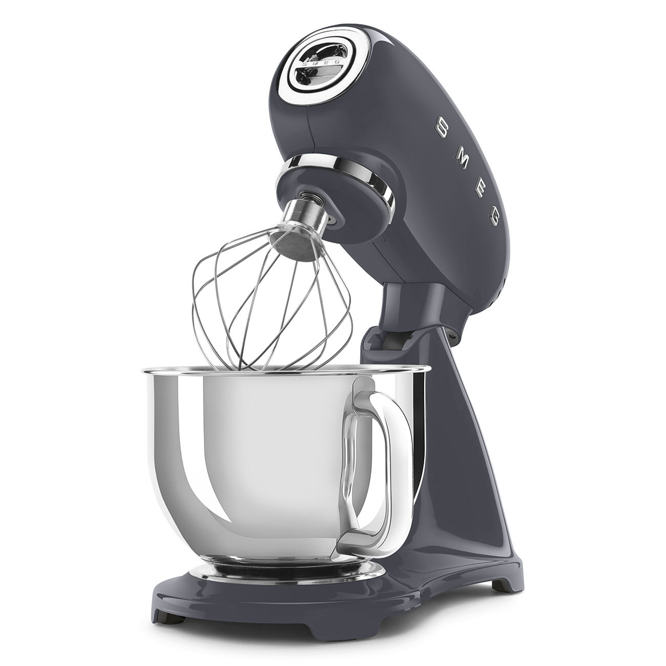 Ein grauer Smeg-Küchenmixer mit einer Schüssel und einem Schneebesenaufsatz.