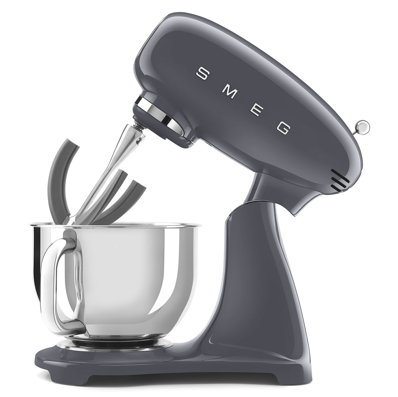 Grauer Smeg-Küchenmixer mit silberner Schüssel und Aufsätzen. Weißer Hintergrund, diagonale Ansicht.