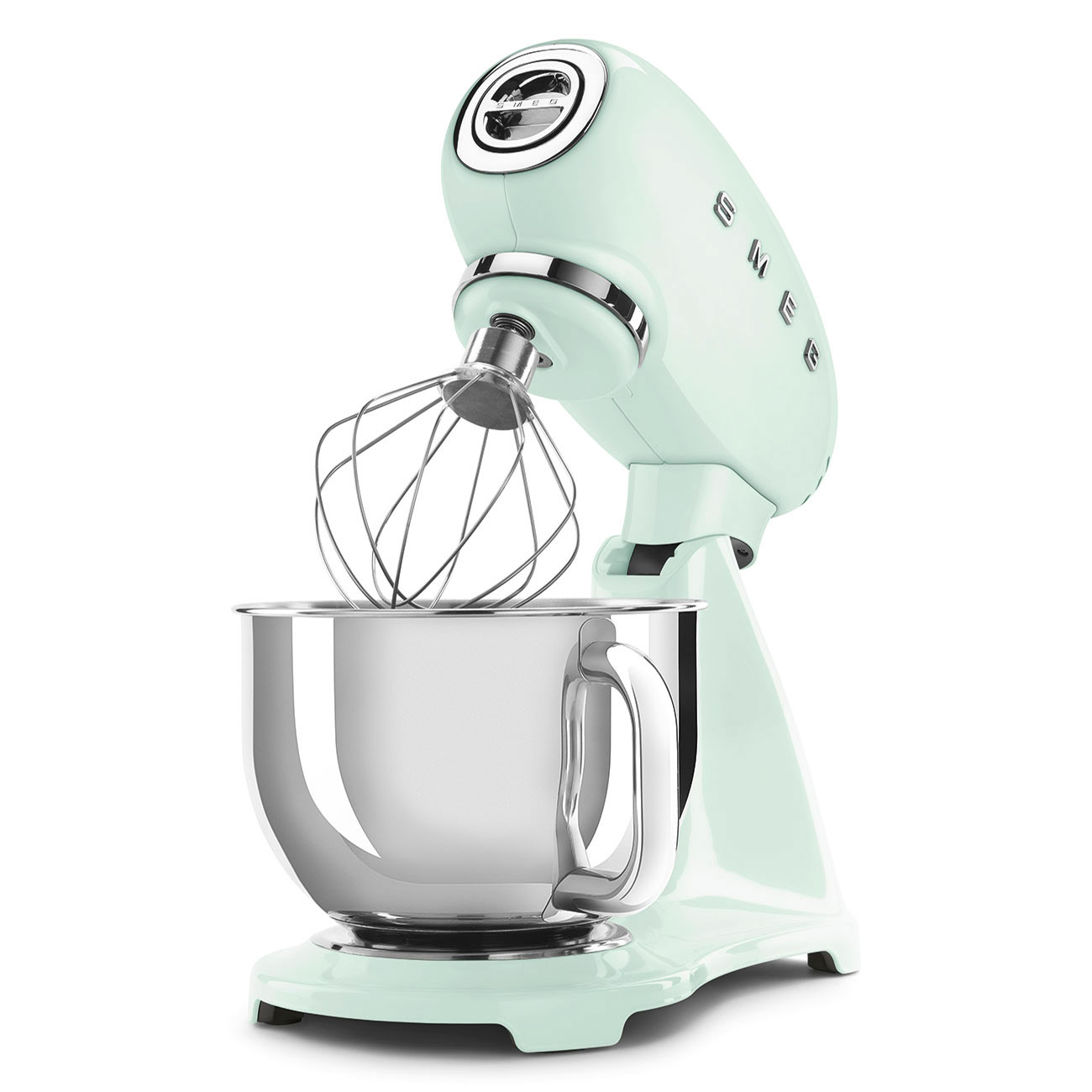 Minzgrüner Smeg-Küchenmixer mit Edelstahlschüssel und Schneebesenaufsatz.