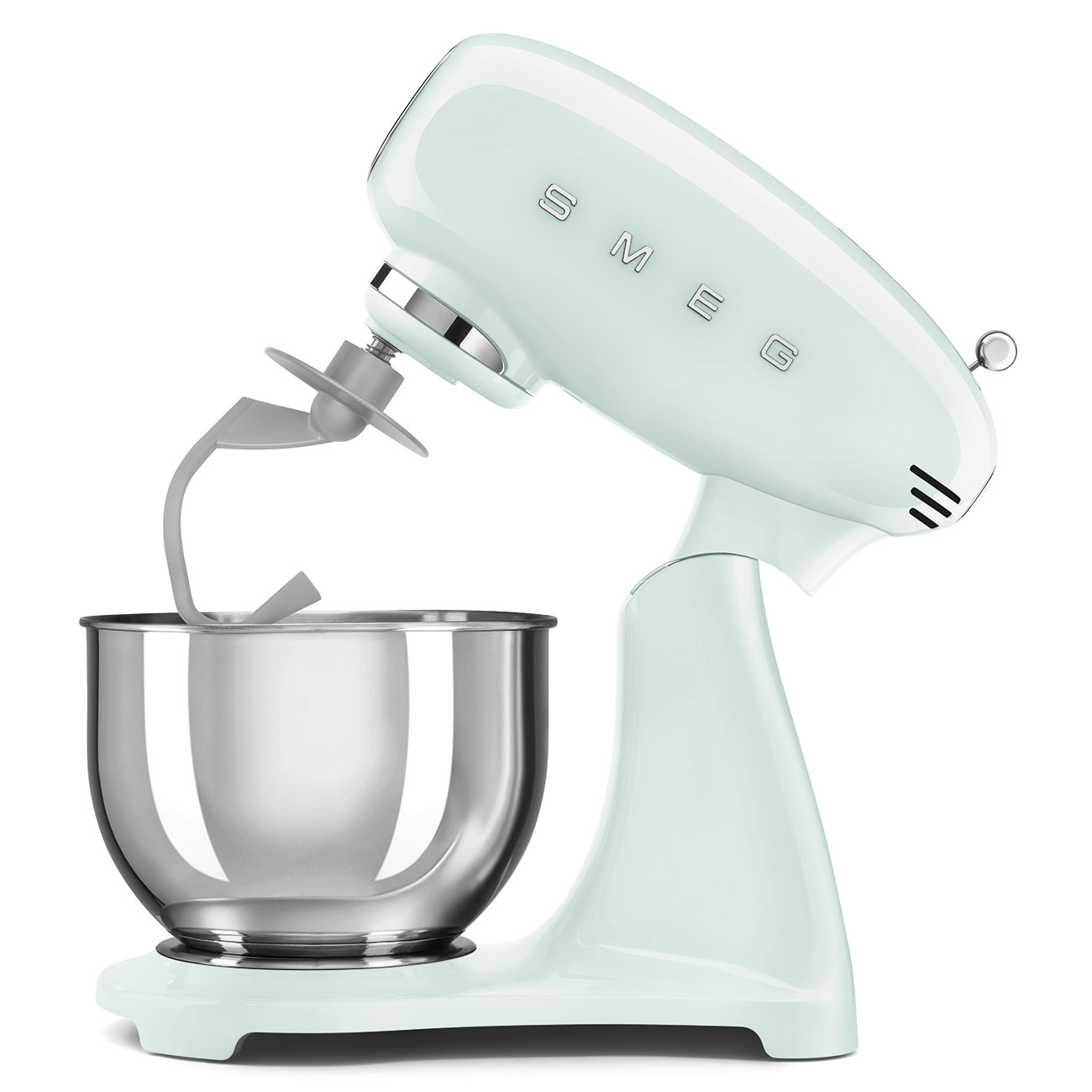 Ein mintgrüner Smeg-Küchenmixer mit silberner Schüssel und Knethaken, vor weißem Hintergrund.