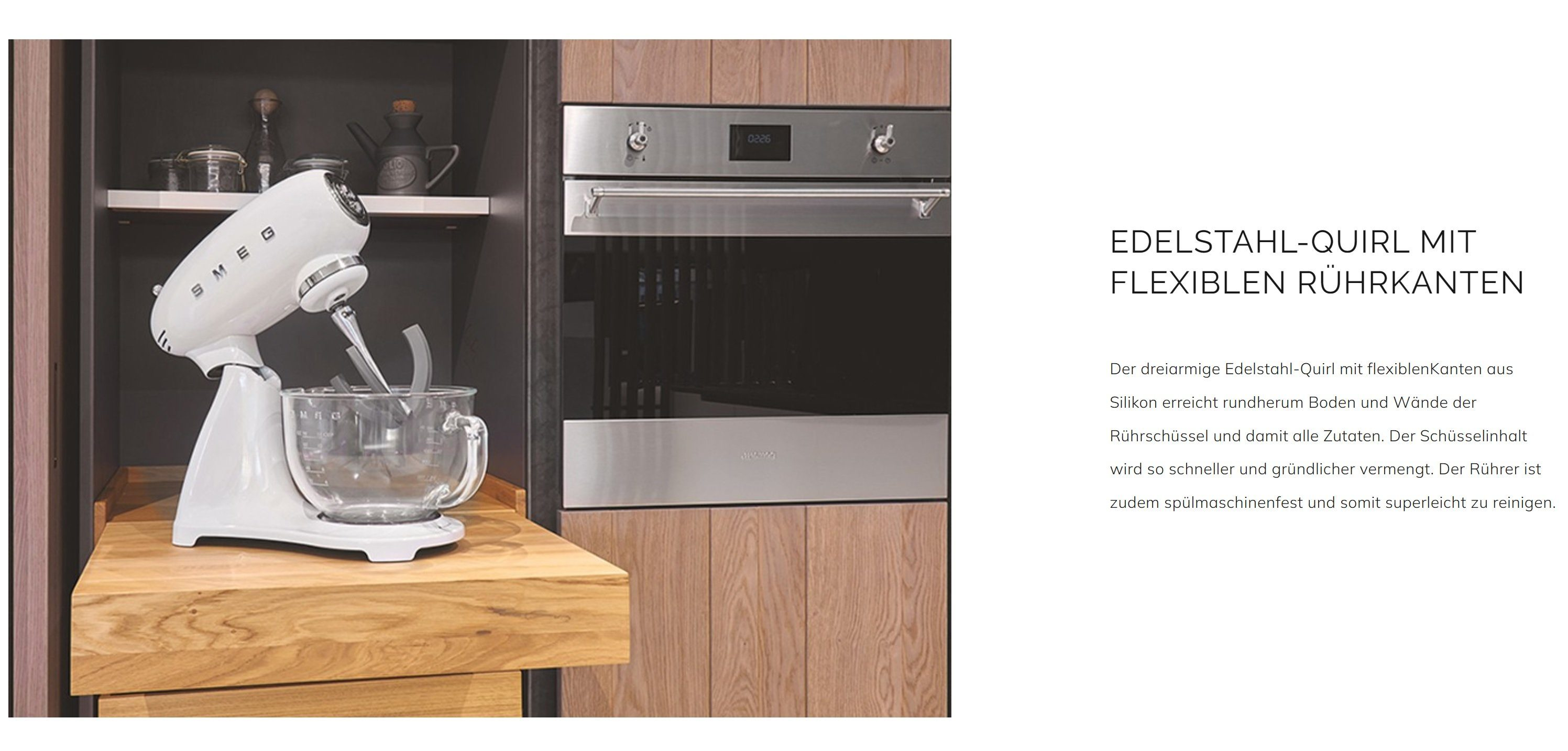 Weißer Küchenmixer auf einer Holzoberfläche mit Text daneben.