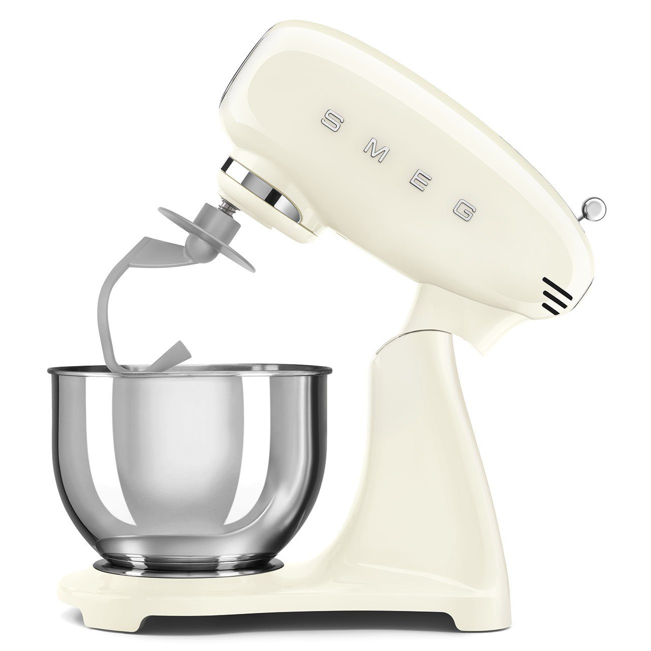 Ein cremefarbener Küchenmixer mit Schüssel und Knethaken. Auf der Seite des Mixers steht das Wort SMEG.