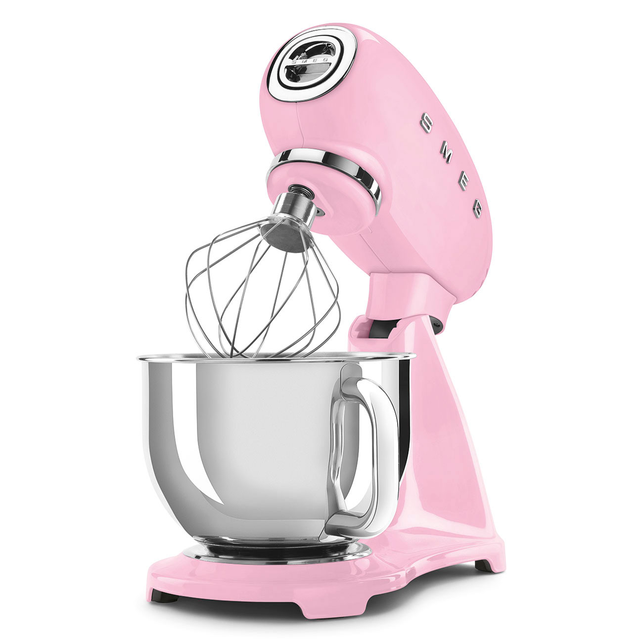 Ein pinkfarbener Küchenmixer mit einer silbernen Schüssel und Schneebesen. Der Hintergrund ist weiß.