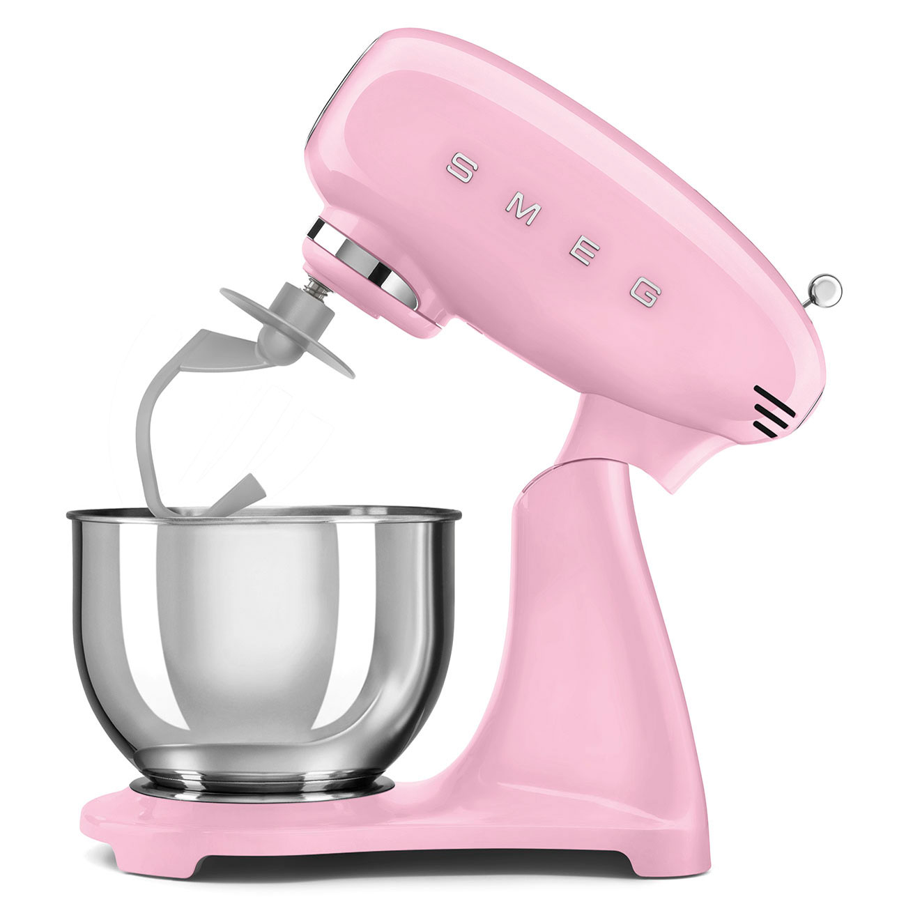 Rosa SMEG Küchenmaschine mit Edelstahlschüssel und Schneebesenaufsatz, vor weißem Hintergrund.