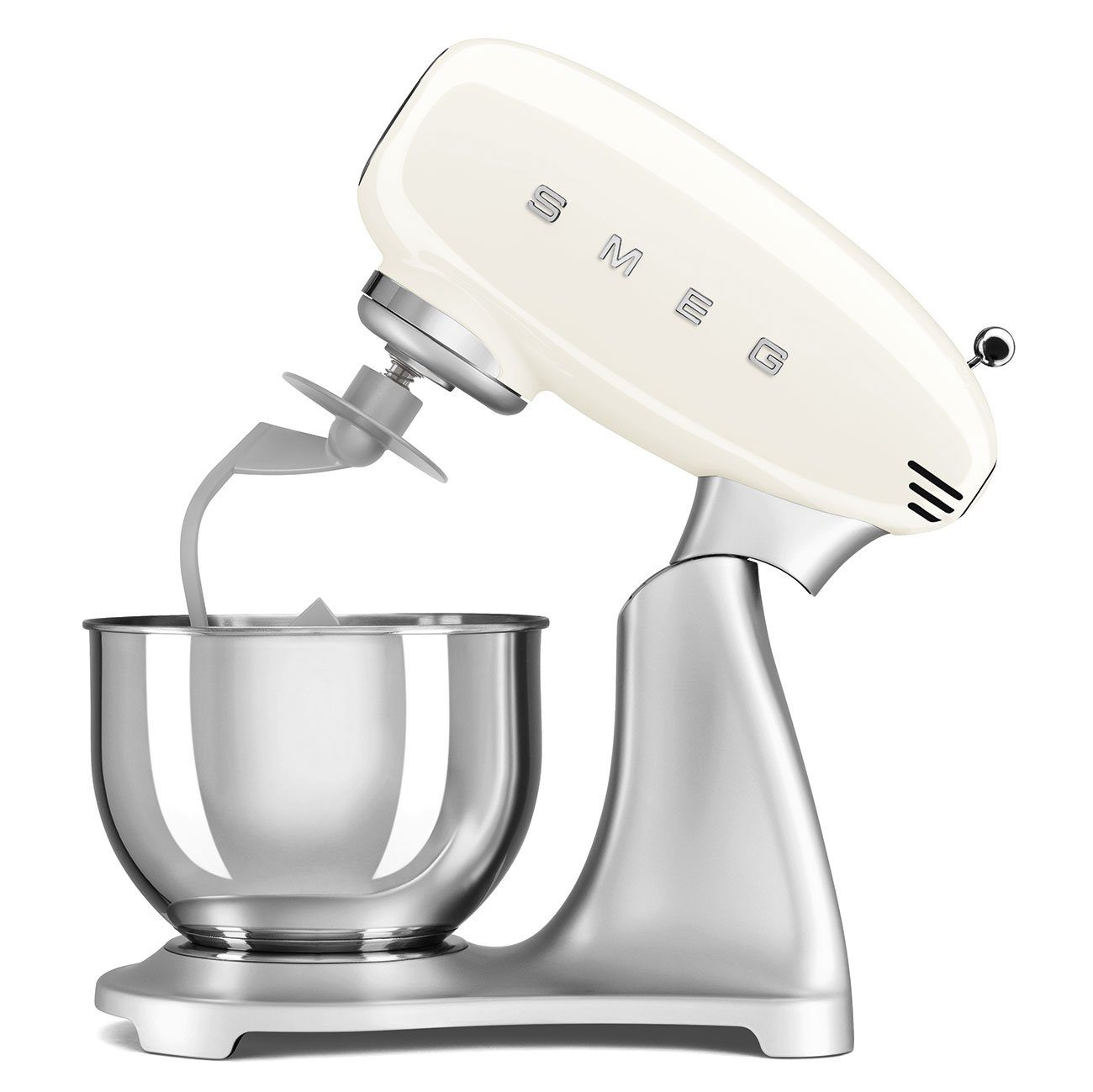 Ein weißer Standmixer mit silbernen Akzenten. Die Schüssel des Mixers ist silber und der Mixer steht auf weißem Untergrund.